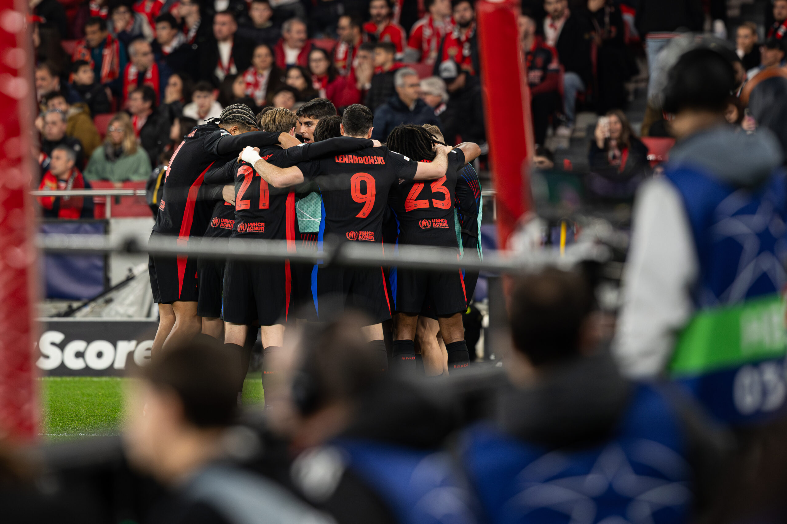 Raphinha of FC Barcelona celebrates scoring his team&#039;s first goal with teammates during the UEFA Champions League 2024/25 Round of 16 First Leg match between SL Benfica and FC Barcelona at Estadio da Luz.
(Final score: SL Benfica 0 - 1 FC Barcelona) (Photo by David Martins / SOPA Images/Sipa USA)
2025.03.05 Lisbon
pilka nozna liga mistrzow
SL Benfica - FC Barcelona
Foto David Martins / SOPA Images/SIPA USA/PressFocus

!!! POLAND ONLY !!!