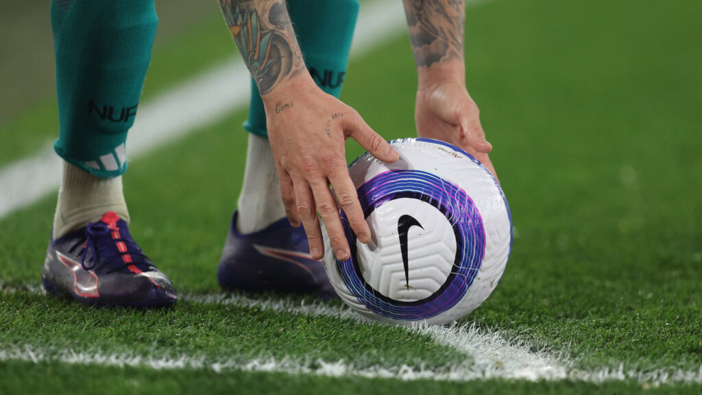 London, England, 10th March 2025. Kieran Trippier of Newcastle United places the ball to take a corner during the Premier League West Ham United v Newcastle United match at the London Stadium, London. Picture credit should read: Paul Terry / Sportimage EDITORIAL USE ONLY. No use with unauthorised audio, video, data, fixture lists, club/league logos or live services. Online in-match use limited to 120 images, no video emulation. No use in betting, games or single club/league/player publications. SPI_108_PT_West_Ham_Newcastle SPI-3736-0108
2025.03.10 Londyn
pilka nozna , liga angielska
West Ham United - Newcastle United
Foto IMAGO/PressFocus

!!! POLAND ONLY !!!