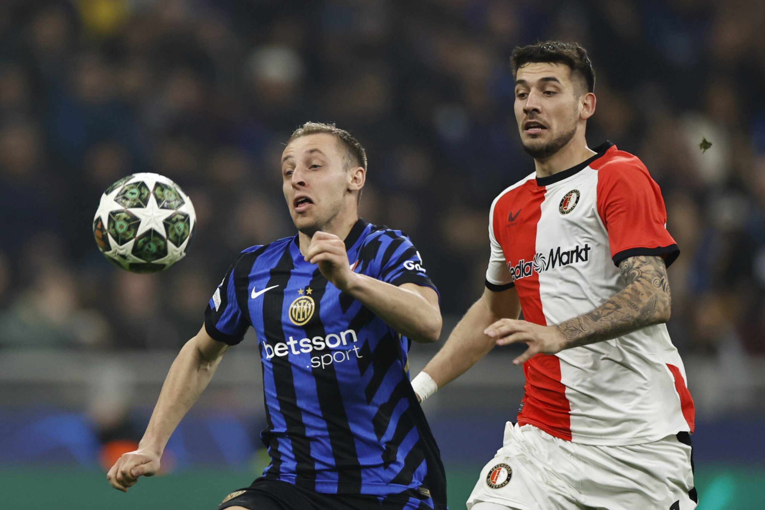 3/11/2025 - MILAN - (l-r) Davide Frattesi of FC Internazionale Milano, Jakub Moder of Feyenoord during the UEFA Champions League match between Internazionale Milano and Feyenoord at the San Siro stadium on March 11, 2025 in Milan, italy. ANP MAURICE VAN STEEN /ANP/Sipa USA
2025.03.11 Mediolan 
pilka nozna liga mistrzow
Inter Mediolan - Feyenoord Rotterdam 
Foto ANP/SIPA USA/PressFocus

!!! POLAND ONLY !!!