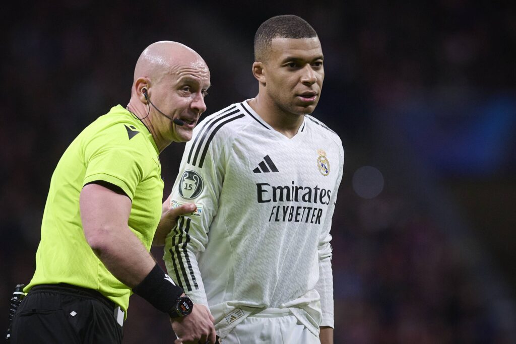 UEFA Champions League soccer match Atletico de Madrid vs Real Madrid at Riyadh Air Metropolitano stadium in Madrid, Spain 12 March 2025
Szymon Marciniak and Kylian Mbappe

(Photo by Cordon Press/Sipa USA)
2025.03.12 Madryt
pilka nozna liga mistrzow
Atletico Madryt - Real Madryt
Foto Cordon/SIPA USA/PressFocus

!!! POLAND ONLY !!!