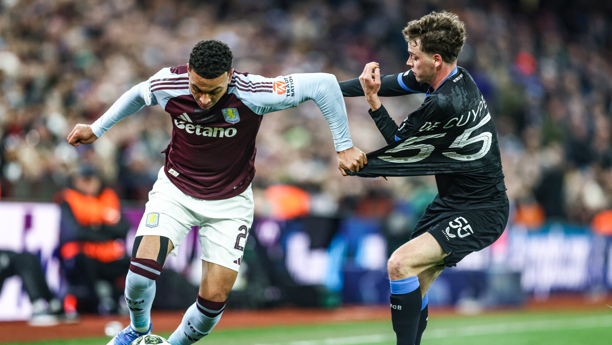 Aston Villa&#039;s Morgan Rogers and Club&#039;s Maxim De Cuyper fight for the ball during a game between English club Aston Villa and Belgian soccer Club Brugge KV, Wednesday 12 March 2025 in Birmingham, United Kingdom, the second leg of the 1/8 finals of the UEFA Champions League knockout phase. BELGA PHOTO BRUNO FAHY BELGA PHOTO BRUNO FAHY (Photo by BRUNO FAHY/Belga/Sipa USA)
2025.03.12 BIRMINGHAM
pilka nozna liga mistrzow
Aston Villa - Club Brugge KV
Foto Belga/SIPA USA/PressFocus

!!! POLAND ONLY !!!