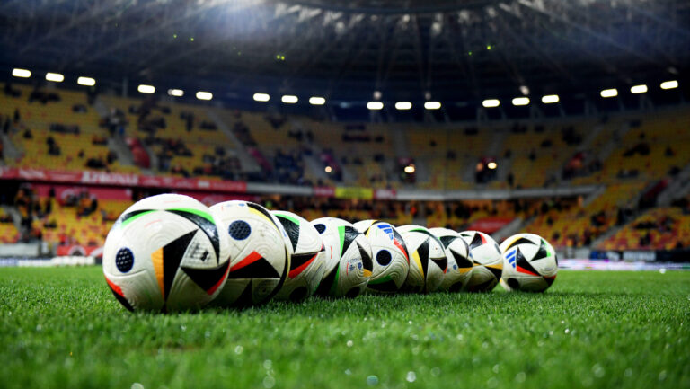 2025.03.16 Bialystok Pilka nozna PKO Ekstraklasa sezon 2024/2025 25. kolejka rozgrywek Jagiellonia Bialystok (zolto-czerwone) - Lech Poznan N/z przed meczem pilki do gry na boisku Foto Michal Kosc / PressFocus 
2025.03.16 Bialystok Football Polish PKO Ekstraklasa season 2024/2025 Jagiellonia Bialystok - Lech Poznan Credit Michal Kosc / PressFocus
