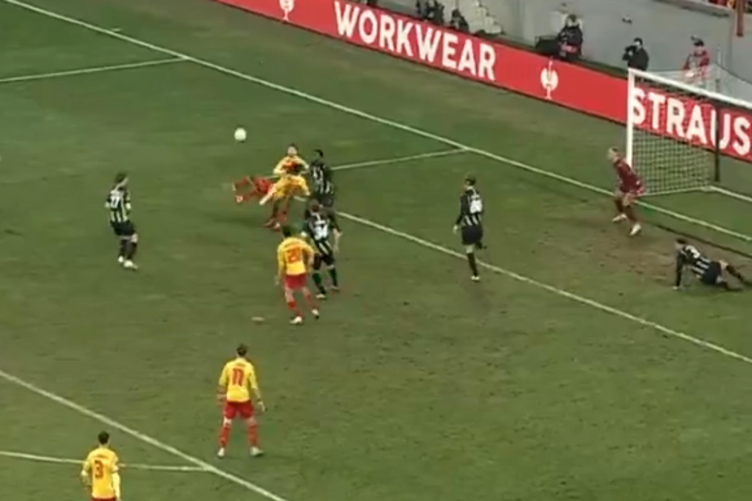 Gol przewrotką! Afimico Pululu z fenomenalną bramką [WIDEO]