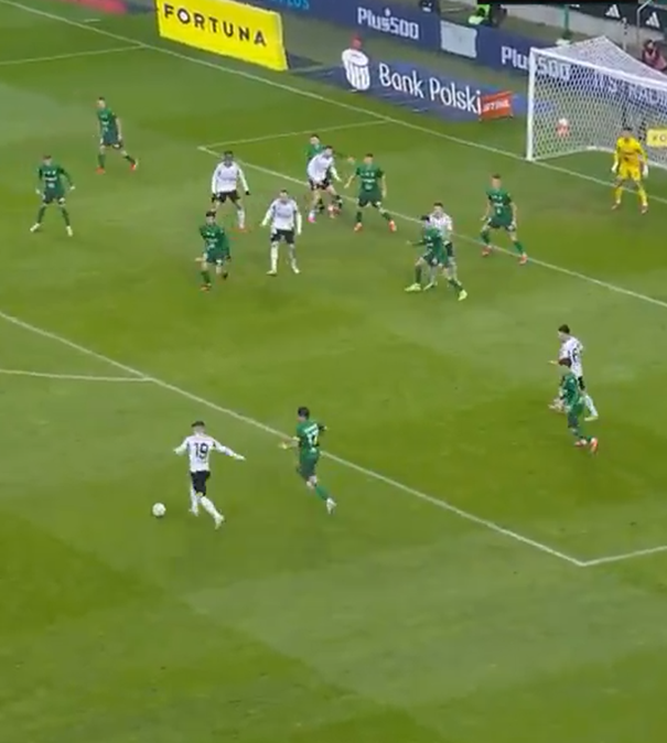 Ależ gol w Warszawie! Portugalczyk przymierzył z dystansu [WIDEO]