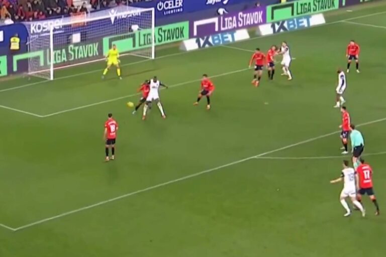 Co za gol w La Liga! Piłkarz Valencii trafił do siatki, będąc ustawiony tyłem do bramki [WIDEO]