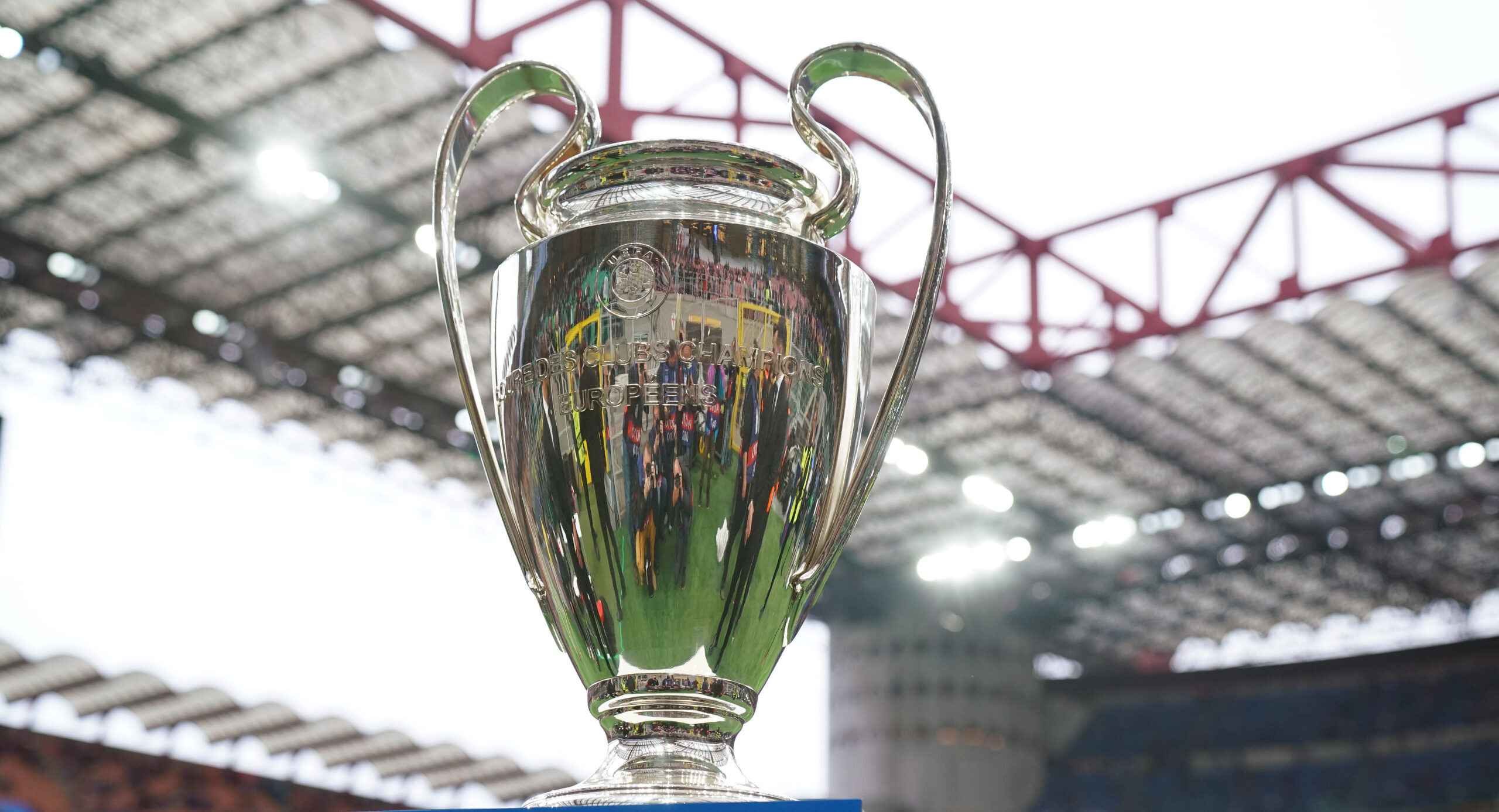 Foto Spada/LaPresse 16 Maggio 2023 - Milano  , Italia - sport, calcio - Fc Internazionale Vs Ac Milan - Champions League semi-finale ritorno- Stadio Giuseppe Meazza San Siro.
Nella foto : il Trofeo

May 16 , 2023 Milan  , Italy - sport, calcio - Fc Internazionale Vs Ac Milan  - Champions League semi-final second leg - San Siro Stadium. In the pic : the Trophy (Photo by Spada/LaPresse/Sipa USA)
2023.05.16 Mediolan
pilka nozna liga mistrzow
Inter - AC Milan
puchar trofeum widok ilustracja zdjecie ilustracyjne stockowe 
Foto Spada/LaPresse/SIPA USA/PressFocus

!!! POLAND ONLY !!!
