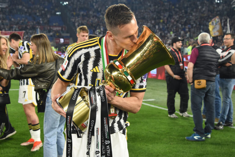 Arkadiusz Milik of Juventus celebrate the victory by raising the Italian Cup during the Italy cup final match between Atalanta v Juventus at Olympic stadium, Italy, May 15th, 2024. 
Mattia Vian  during  Final - Juventus FC vs Atalanta BC, Italian football Coppa Italia match in Rome, Italy, May 15 2024 (Photo by Mattia Vian/IPA Sport / ipa-agen/IPA/Sipa USA)
2024.05.15 Rzym
pilka nozna , Puchar Wloch , final
Atalanta Bergamo - Juventus Turyn
Foto Mattia Vian/IPA Sport/ipa-agency.net/SIPA USA/PressFocus

!!! POLAND ONLY !!!