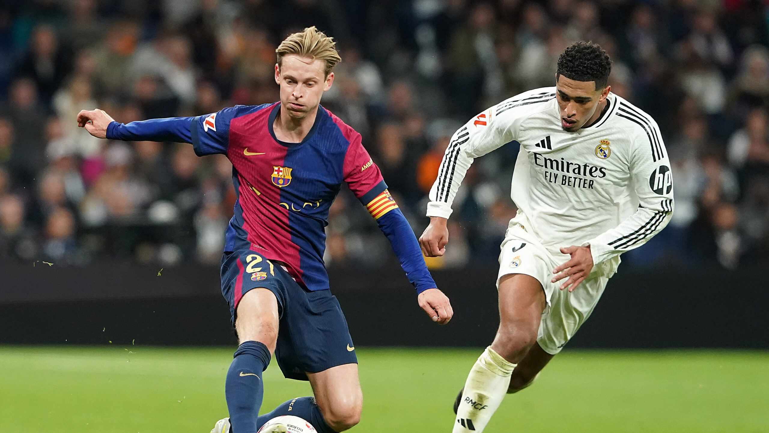 Real Madrid&#039;s Jude Bellingham (r) and FC Barcelona&#039;s Frenkie De Jong during La Liga match. October 26, 2024. (Photo by Acero/Alter Photos/Sipa USA)
2024.10.26 Madryt
pilka nozna liga hiszpanska
Real Madryt - FC Barcelona
Foto Acero/Alter Photos/SIPA USA/PressFocus

!!! POLAND ONLY !!!