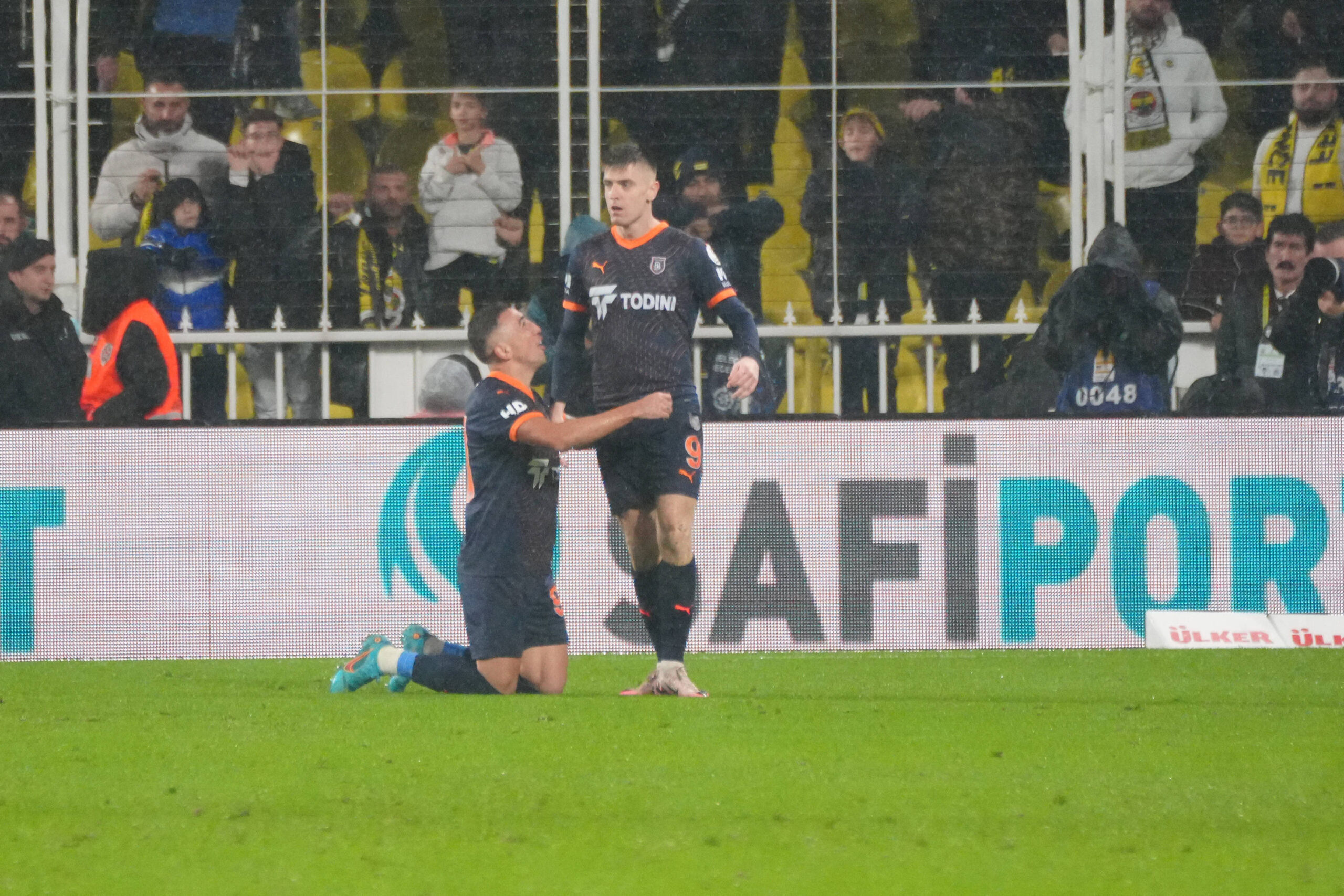 Krzysztof Piatek of Basaksehir FK celebrates after scoring the first goal of his team with teammates during the Turkish Super League match between Fenerbahce and Basaksehir FK at Ulker Sukru Saracoglu Stadium on December 15, 2024 in Istanbul, Turkey. Istanbul Turkey Copyright: xSeskimphotox FBahce-Basaksehir-151224 126
2024.12.15 Stambul
pilka nozna liga turecka
Fenerbahce - Basaksehir FK
Foto IMAGO/PressFocus

!!! POLAND ONLY !!!