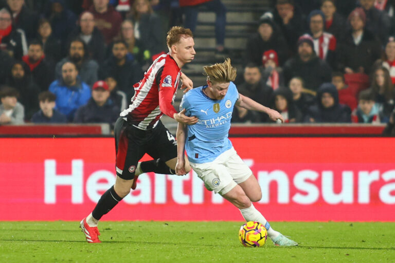 London, England, January 14th 2025: Kevin De Bruyne (17 Manchester City) receives pressure from Sepp van den Berg (4 Brentford) during the Premier League match between Brentford and Manchester City at Brentford Community Stadium in London, England  (Alexander Canillas/SPP) (Photo by Alexander Canillas/SPP/Sipa USA)
2025.01.14 London
pilka nozna liga angielska
Brentford - Manchester City
Foto Alexander Canillas/SPP/SIPA USA/PressFocus

!!! POLAND ONLY !!!