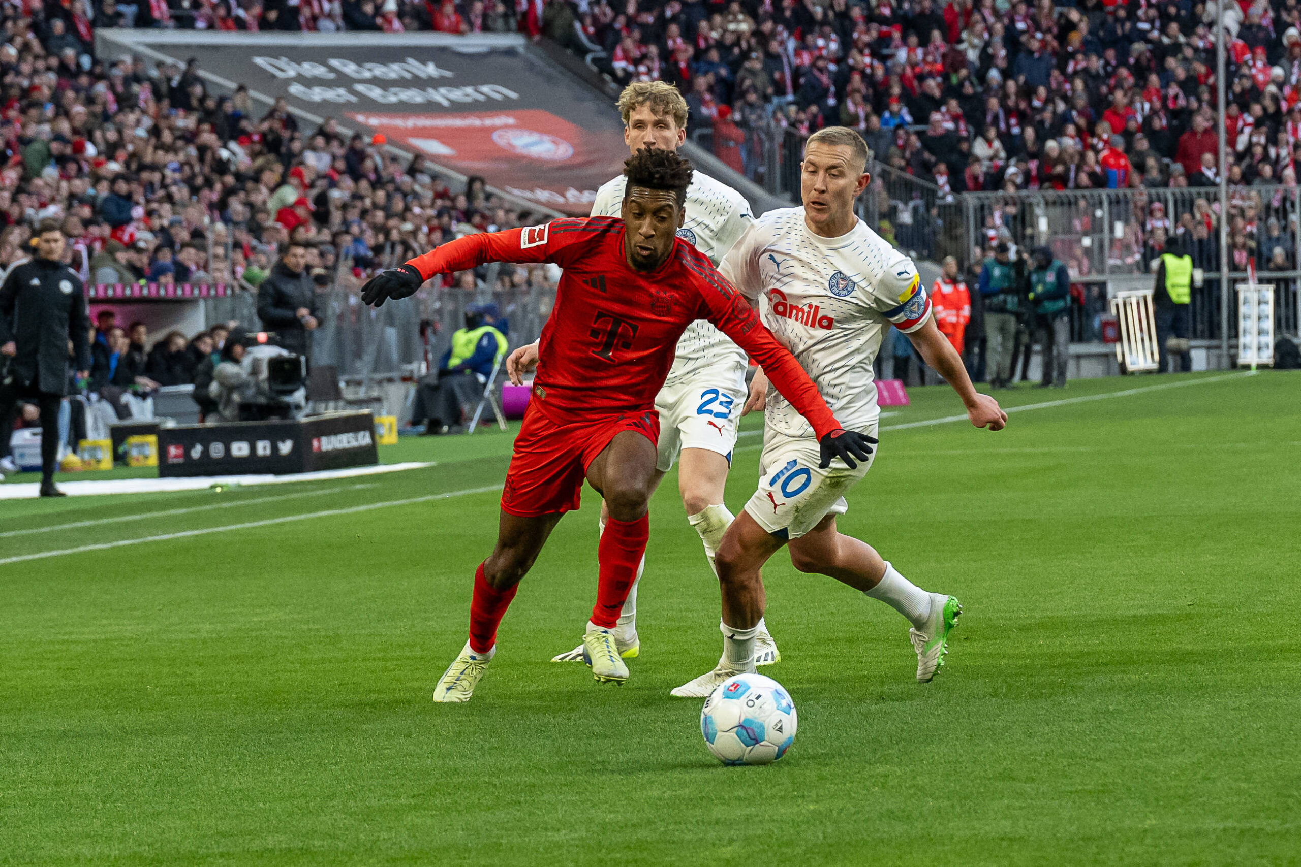 Kampf um den Ball / Zweikampf zwischen Kingsley Coman FC Bayern Muenchen, 11 und Lewis Holtby Holstein Kiel, 10. GER, FC Bayern Muenchen vs. Holstein Kiel, Fussball, Bundesliga, 20. Spieltag, Spielzeit 2024/2025, 01.02.2025. DFL DFB REGULATIONS PROHIBIT ANY USE OF PHOTOGRAPHS as IMAGE SEQUENCES and or QUASI-VIDEO. GER, FC Bayern Muenchen vs. Holstein Kiel, Fussball, Bundesliga, 20. Spieltag, Spielzeit 2024/2025, 01.02.2025. Muenchen *** Fight for the ball duel between Kingsley Coman FC Bayern Muenchen, 11 and Lewis Holtby Holstein Kiel, 10 GER, FC Bayern Muenchen vs Holstein Kiel, Football, Bundesliga, Matchday 20, Season 2024 2025, 01 02 2025 DFL DFB REGULATIONS PROHIBIT ANY USE OF PHOTOGRAPHS as IMAGE SEQUENCES and or QUASI VIDEO GER, FC Bayern Muenchen vs Holstein Kiel, Football, Bundesliga, Matchday 20, Season 2024 2025, 01 02 2025 Muenchen Copyright: xEibner-Pressefoto/HeikexFeinerx EP_HFR
2025.02.01 Monachium
pilka nozna liga niemiecka
FC Bayern Monachium - Holstein Kiel
Foto IMAGO/PressFocus
!!! POLAND ONLY !!!