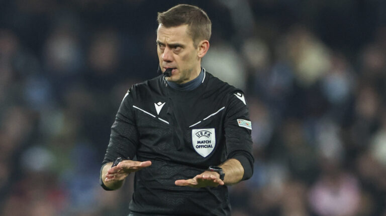 Referee Clement Turpin calms a situation down during the UEFA Champions League Knockout Round Play-off Manchester City v Real Madrid at Etihad Stadium, Manchester, United Kingdom, 11th February 2025

(Photo by Mark Cosgrove/News Images) in Manchester, United Kingdom on 2/11/2025. (Photo by Mark Cosgrove/News Images/Sipa USA)
2025.02.11 Manchester
pilka nozna Liga Mistrzow
Manchester City - Real Madryt
Foto Mark Cosgrove/News Images/SIPA USA/PressFocus

!!! POLAND ONLY !!!