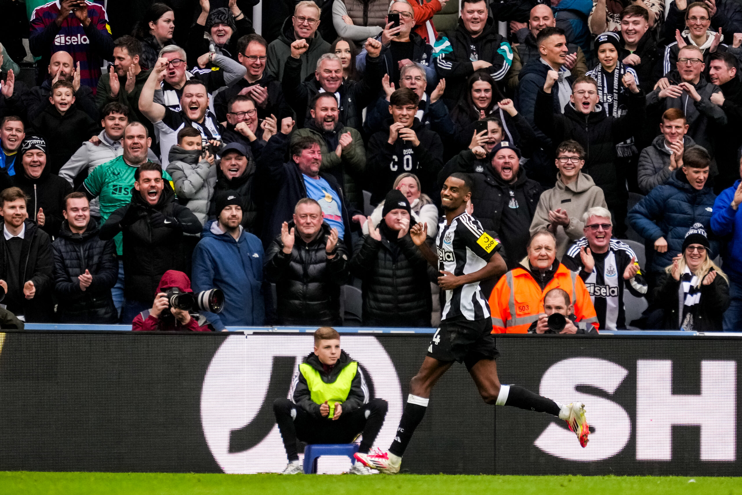 NEWCASTLE UPON TYNE, ENGLAND - FEBRUARY 23: Alexander Isak of Newcastle United FC celebrates after scoring his team&#039;s third goal during the Premier League match between Newcastle United FC and Nottingham Forest FC at St James&#039; Park on February 23, 2025 in Newcastle upon Tyne, England. (Photo by Rene Nijhuis/MB Media)
2025.02.23 Newcastle
pilka nozna Liga Angielska
Newcastle United - Nottingham Forest
Foto Rene Nijhuis/MB Media/PressFocus

!!! POLAND ONLY !!!