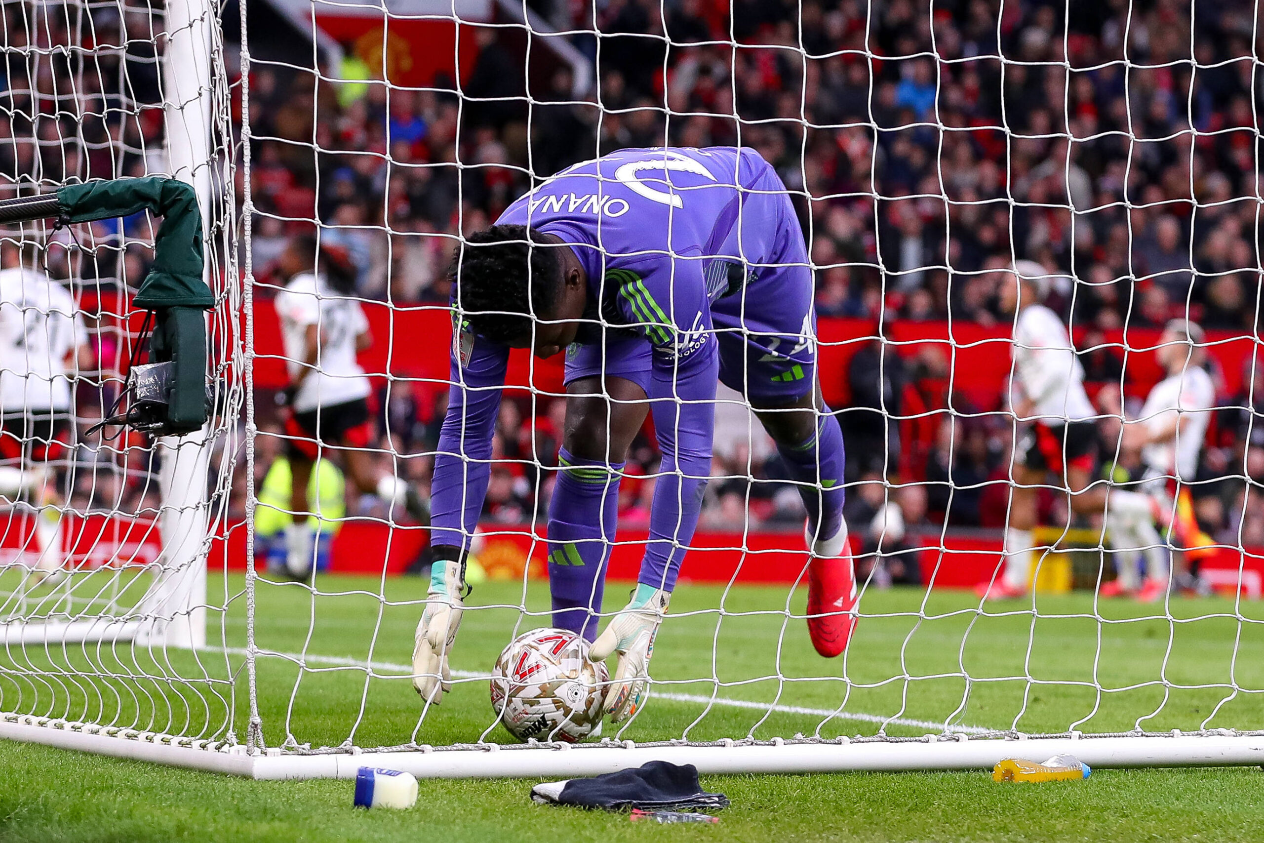 Manchester United, ManU FC v Fulham FC Andre Onana of Manchester United recovers the ball after conceding the opening goal during the Manchester United FC v Fulham FC Emirates FA Cup Round 5 match at Old Trafford, Manchester, England, United Kingdom on 2 March 2025 Credit: Ryan Crockett/Every Second Media Editorial use only. All images are copyright Every Second Media Limited. No images may be reproduced without prior permission. All rights reserved. Premier League and Football League images are subject to licensing agreements with Football DataCo Limited. see https://www.football-dataco.com Copyright: xIMAGO/EveryxSecondxMediax ESM-1345-0043 RyanxCrockettx/xEveryxSecondxMediax
2025.03.02 Manchester
pilka nozna , Puchar Anglii
Manchester United - Fulham
Foto IMAGO/PressFocus
!!! POLAND ONLY !!!