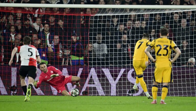 3/5/2025 - ROTTERDAM - (l-r) Feyenoord goalkeeper Timon Wellenreuther stops Piotr Zielinski of FC Internazionale Milano&#039;s penalty kick during the UEFA Champions League match between Feyenoord and Internazionale Milano at Feyenoord Stadium de Kuip on March 5, 2025 in Rotterdam, Netherlands. ANP OLAF KRAAK /ANP/Sipa USA
2025.03.05 Rotterdam
pilka nozna liga Mistrzow
Feyenoord Rotterdam - Inter Mediolan
Foto ANP/SIPA USA/PressFocus

!!! POLAND ONLY !!!