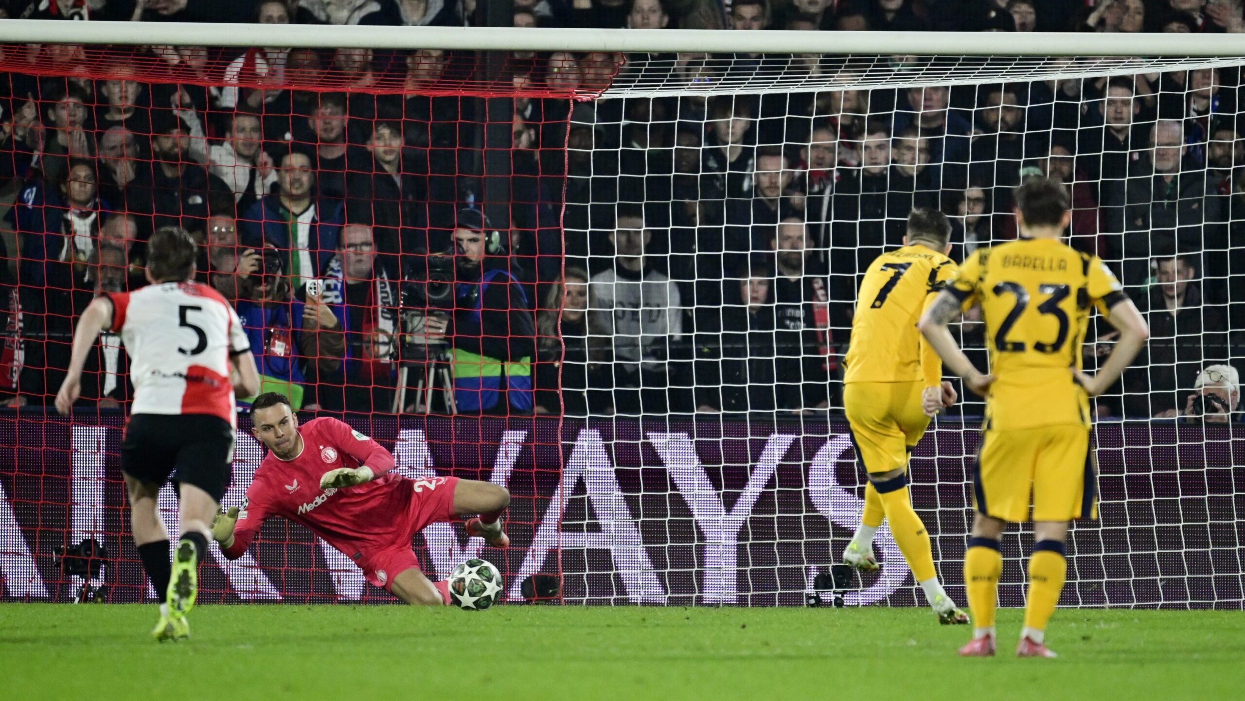 3/5/2025 - ROTTERDAM - (l-r) Feyenoord goalkeeper Timon Wellenreuther stops Piotr Zielinski of FC Internazionale Milano&#039;s penalty kick during the UEFA Champions League match between Feyenoord and Internazionale Milano at Feyenoord Stadium de Kuip on March 5, 2025 in Rotterdam, Netherlands. ANP OLAF KRAAK /ANP/Sipa USA
2025.03.05 Rotterdam
pilka nozna liga Mistrzow
Feyenoord Rotterdam - Inter Mediolan
Foto ANP/SIPA USA/PressFocus

!!! POLAND ONLY !!!
