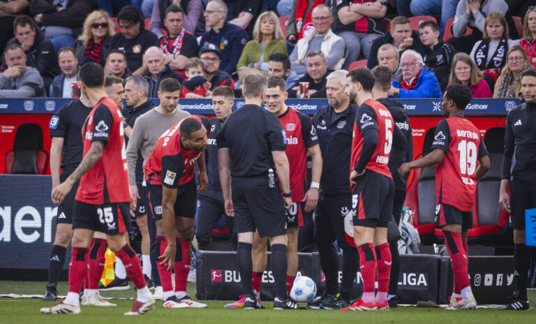 Leverkusen, Germany. 08th Mar 2025. Florian Wirtz LEV diskutiert mit Schiedsrichter Tobias Welz Bayer Leverkusen - Werder Bremen 08.03.2025 *** Leverkusen, Germany 08th Mar 2025 Florian Wirtz LEV discusses with referee Tobias Welz Bayer Leverkusen Werder Bremen 08 03 2025
2025.03.08 Leverkusen
pilka nozna , liga niemiecka
Bayer 04 Leverkusen - Werder Brema
Foto IMAGO/PressFocus

!!! POLAND ONLY !!!