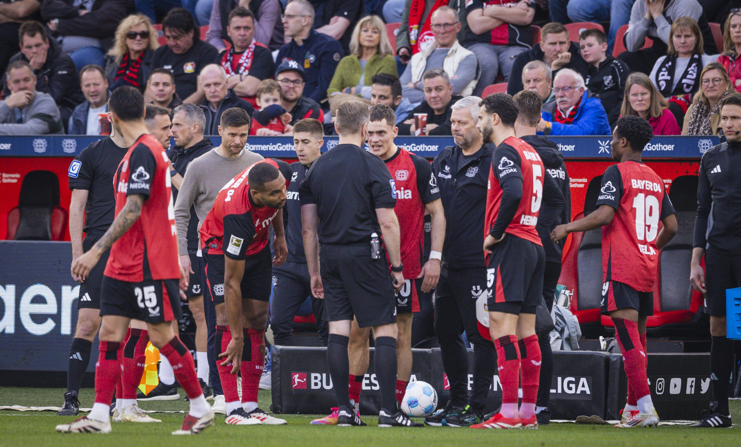 Leverkusen, Germany. 08th Mar 2025. Florian Wirtz LEV diskutiert mit Schiedsrichter Tobias Welz Bayer Leverkusen - Werder Bremen 08.03.2025 *** Leverkusen, Germany 08th Mar 2025 Florian Wirtz LEV discusses with referee Tobias Welz Bayer Leverkusen Werder Bremen 08 03 2025
2025.03.08 Leverkusen
pilka nozna , liga niemiecka
Bayer 04 Leverkusen - Werder Brema
Foto IMAGO/PressFocus

!!! POLAND ONLY !!!