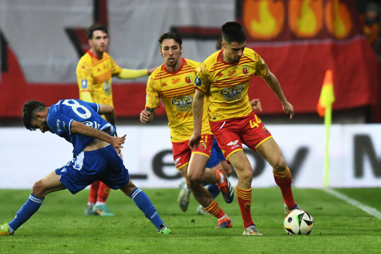 2025.03.16 Bialystok Pilka nozna PKO Ekstraklasa sezon 2024/2025 25. kolejka rozgrywek Jagiellonia Bialystok (zolto-czerwone) - Lech Poznan N/z (L-P) Ali Gholizadeh Darko Churlinov Joao Moutinho Foto Michal Kosc / PressFocus 
2025.03.16 Bialystok Football Polish PKO Ekstraklasa season 2024/2025 Jagiellonia Bialystok - Lech Poznan Credit Michal Kosc / PressFocus