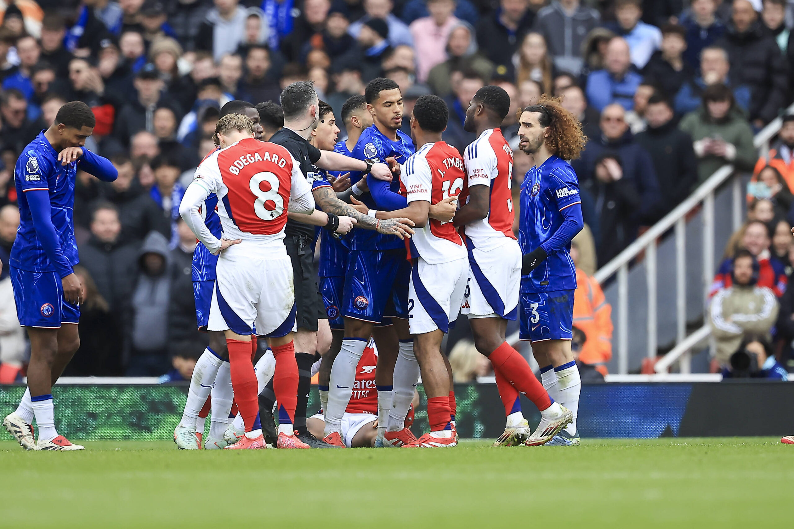 Arsenal v Chelsea Premier League 16/03/2025. Tempers Flair between Chelsea Defender Levi Colwill 6 &amp; Arsenal Defender Jurrien Timber 12 during the Premier League match between Arsenal and Chelsea at the Emirates Stadium, London, England on 16 March 2025. Editorial use only DataCo restrictions apply See www.football-dataco.com , Copyright: xChrisxFoxwellx PSI-21657-0207
2025.03.16 Londyn
pilka nozna , liga angielska
Arsenal Londyn - Chelsea Londyn
Foto IMAGO/PressFocus

!!! POLAND ONLY !!!