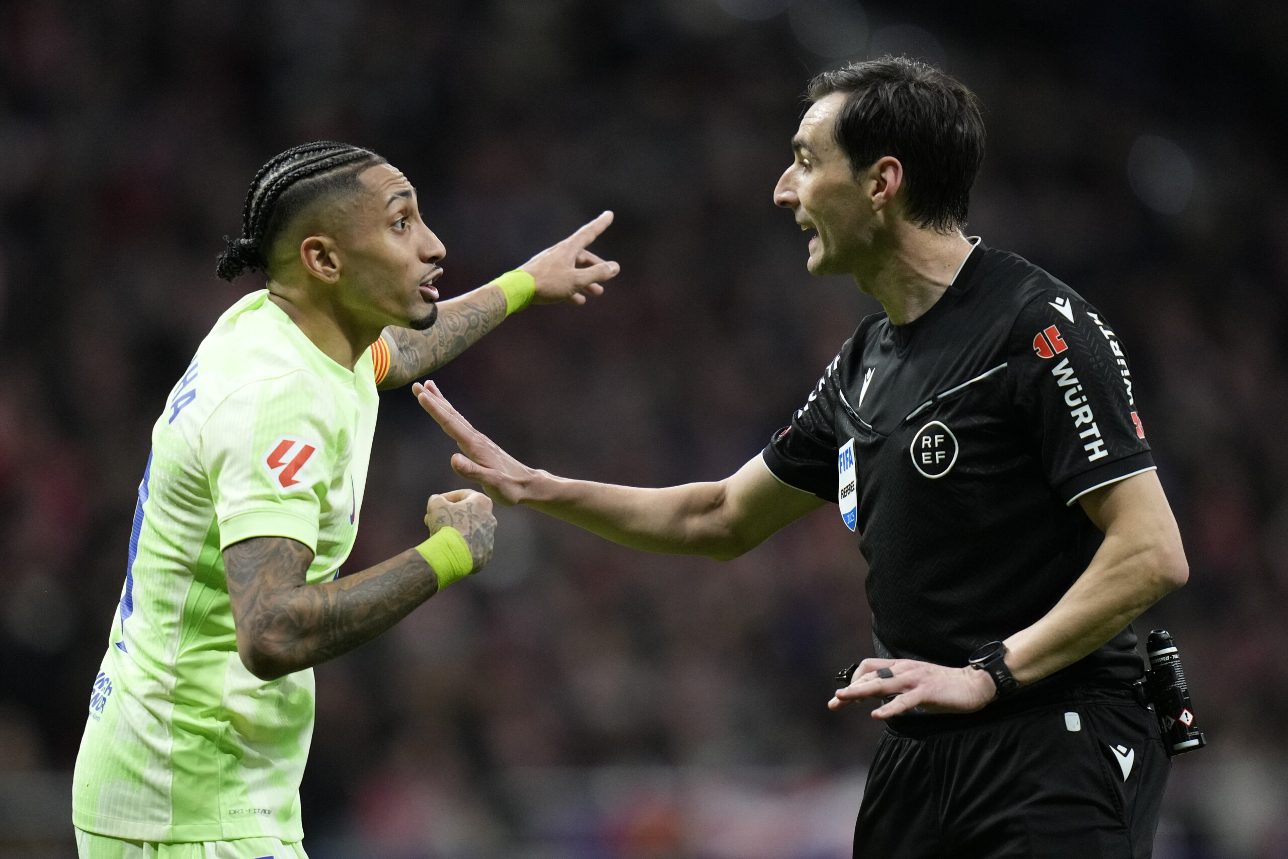 Raphael Dias Raphinha of FC Barcelona and referee Ricardo de Burgos Bengoechea during the La Liga EA Sports match between Atletico de Madrid and FC Barcelona played at Riyadh Air Metropolitano Stadium on March 16, 2025 in Madrid, Spain. (Photo by Cesar Cebolla / PRESSINPHOTO)
2025.03.16 Madryt
pilka nozna liga hiszpanska
Atletico Madryt - FC Barcelona
Foto pressinphoto/SIPA USA/PressFocus

!!! POLAND ONLY !!!