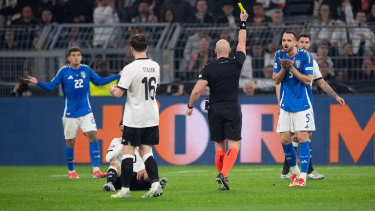 Schiedsrichter Szymon MARCINIAK POL zeigt Riccardo CALAFIORI ITA die gelbe Karte, Verwarnung Fussball UEFA Nations League Viertelfinale, Round of 8, Deutschland GER - Italien ITA 3-3 am 23.03.2024 im Signal Iduna Park Dortmund, *** Referee Szymon MARCINIAK POL shows Riccardo CALAFIORI ITA the yellow card, warning Football UEFA Nations League Quarter-final, Round of 8, Germany GER Italy ITA 3 3 on 23 03 2024 at Signal Iduna Park Dortmund,
2025.03.23 Dortmund
pilka nozna , Liga Narodow UEFA
Niemcy - Wlochy
Foto IMAGO/PressFocus
!!! POLAND ONLY !!!