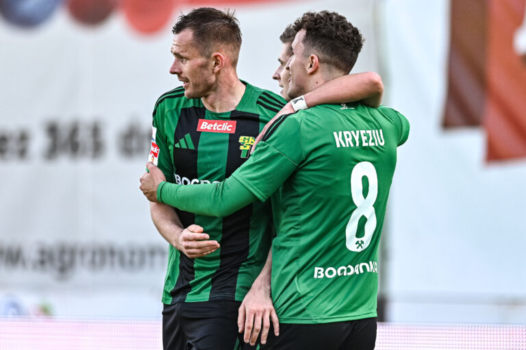2025.03.29 Leczna Pilka Nozna Betclic 1 Liga Sezon 2024/2025 Gornik Leczna - Ruch Chorzow N/z Marko Roginic pilkarze Gornika radosc Foto Kacper Pacocha / PressFocus

2025.03.29 Leczna Football Polish First League Betclic Season 2024/2025 Gornik Leczna - Ruch Chorzow

Credit: Kacper Pacocha / PressFocus
