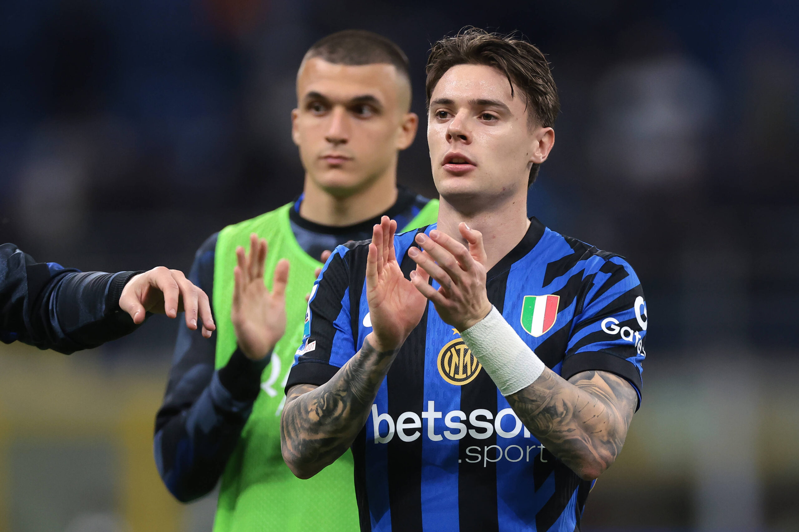 Milan, Italy, 30th March 2025. Nicola Zalewski and Christos Alexiou of FC Internazionale applaud the fans following the final whistle of the Serie A match at Giuseppe Meazza, Milan. Picture credit should read: Jonathan Moscrop / Sportimage EDITORIAL USE ONLY. No use with unauthorised audio, video, data, fixture lists, club/league logos or live services. Online in-match use limited to 120 images, no video emulation. No use in betting, games or single club/league/player publications. SPI_145_JM_INTER_UDINESE_ SPI-3781-0145
2025.03.30 Mediolan
pilka nozna , liga wloska
Inter Mediolan - Udinese Calcio
Foto IMAGO/PressFocus

!!! POLAND ONLY !!!