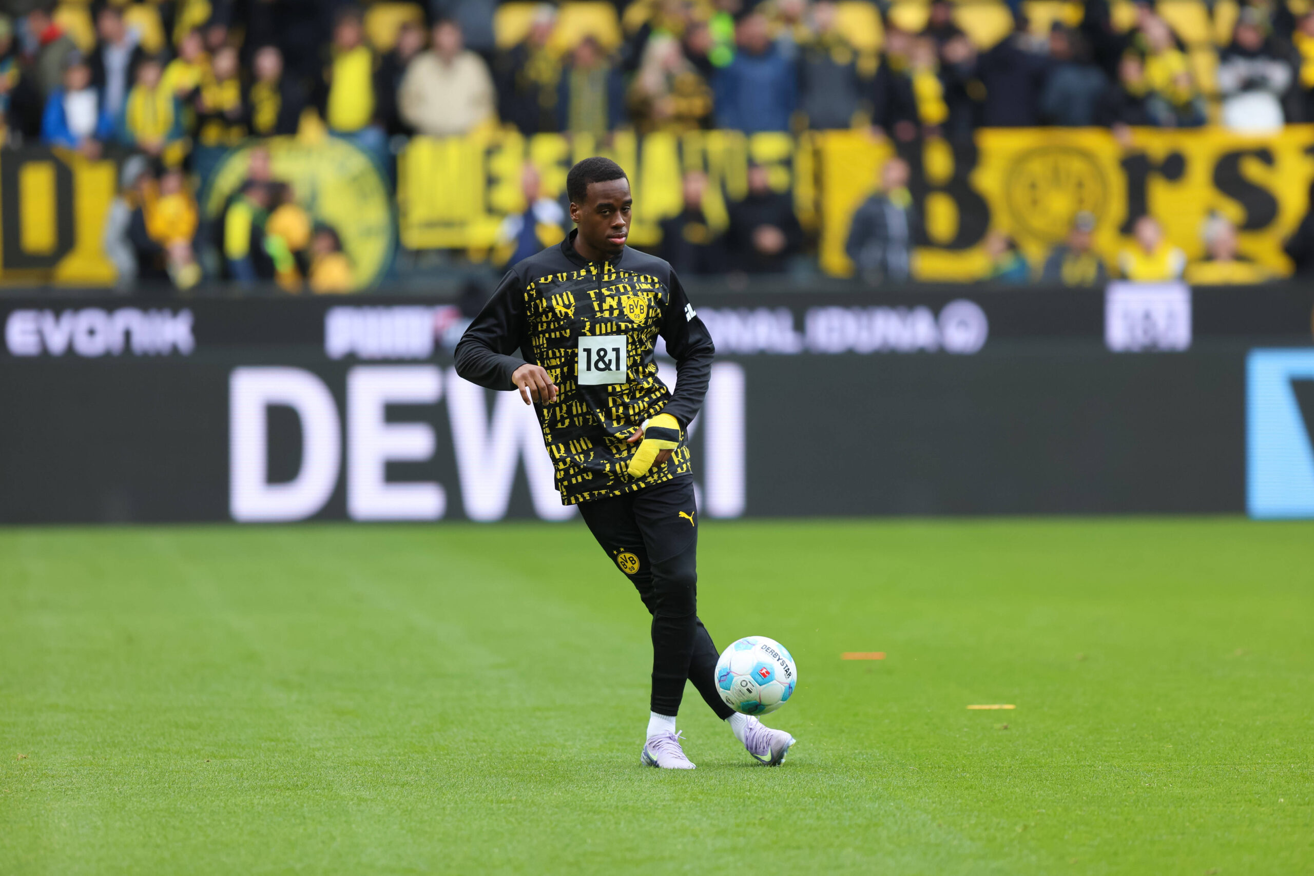 Jamie Gittens Borussia Dortmund, 43 GER, Borussia Dortmund gegen 1. FC Mainz 05, Fussball, 1.Liga, 27.Spieltag, Spielzeit 2024/2025, 30.03.2025 DFL REGULATIONS PROHIBIT ANY USE OF PHOTOGRAPHS AS IMAGE SEQUENCES AND/OR QUASI-VIDEO GER, Borussia Dortmund gegen 1. FC Mainz 05, Fussball, 1.Liga, 27.Spieltag, Spielzeit 2024/2025, 30.03.2025 Dortmund *** Jamie Gittens Borussia Dortmund, 43 GER, Borussia Dortmund vs 1 FC Mainz 05, Football, 1 Liga, Matchday 27, Season 2024 2025, 30 03 2025 DFL REGULATIONS PROHIBIT ANY USE OF PHOTOGRAPHS AS IMAGE SEQUENCES AND OR QUASI VIDEO GER, Borussia Dortmund vs 1 FC Mainz 05, Football, 1 Liga, Matchday 27, Season 2024 2025, 30 03 2025 Dortmund Copyright: xEibner-Pressefoto/FrankxZeisingx EP_FZG
2025.03.30 Dortmund
pilka nozna , liga niemiecka
Borussia Dortmund - 1. FSV Mainz 05
Foto IMAGO/PressFocus

!!! POLAND ONLY !!!