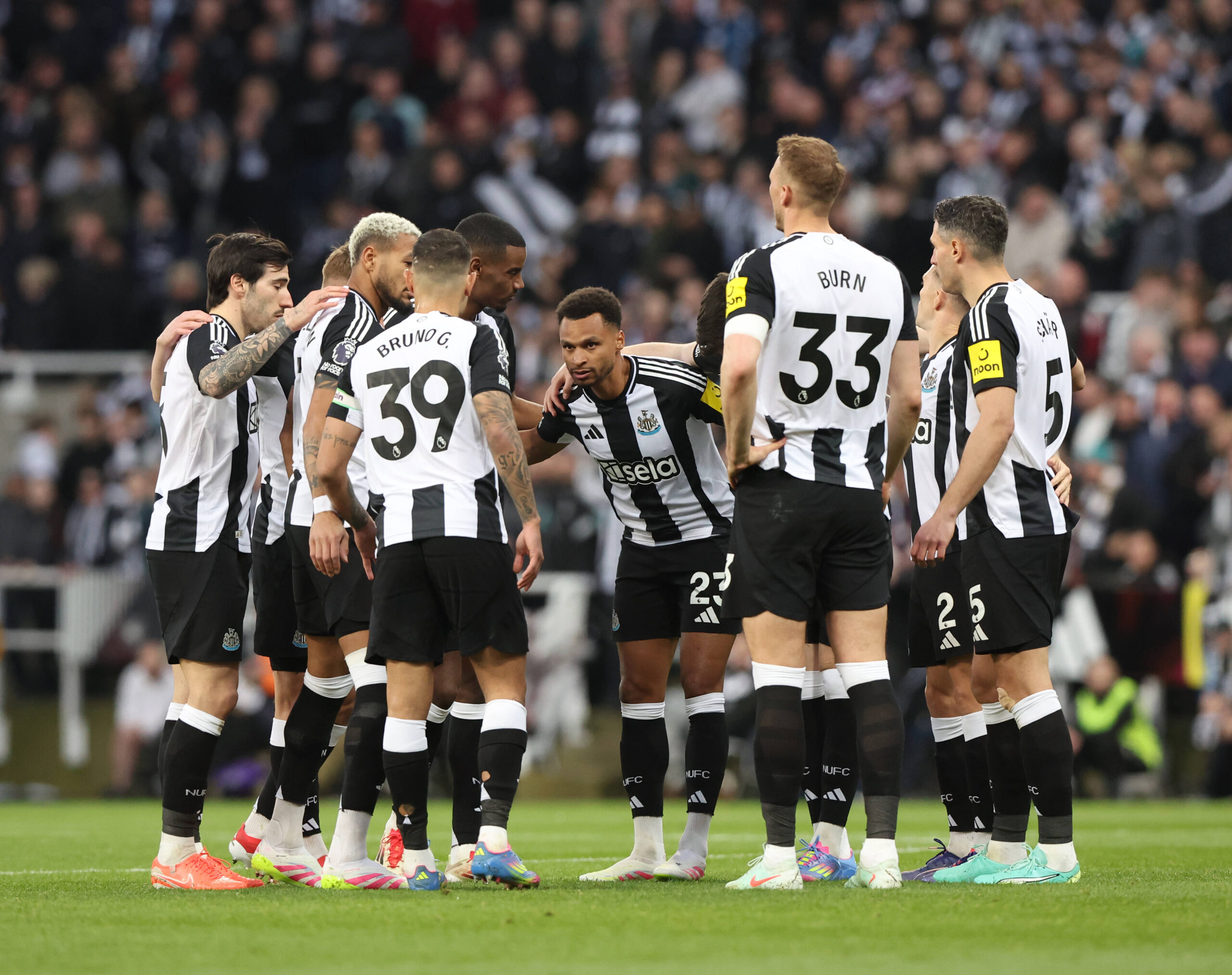 Newcastle Upon Tyne, England, 2nd April 2025. Newcastle United team huddle during the Newcastle United v Brentford Premier League match at St. James Park, Newcastle Upon Tyne. Picture credit should read: Nigel Roddis / Sportimage EDITORIAL USE ONLY. No use with unauthorised audio, video, data, fixture lists, club/league logos or live services. Online in-match use limited to 120 images, no video emulation. No use in betting, games or single club/league/player publications. SPI_065_NR_NEWC_BREN SPI-3790-0064
2025.04.02 Newcastle
pilka nozna , liga angielska
Newcastle United - Brentford
Foto IMAGO/PressFocus

!!! POLAND ONLY !!!
