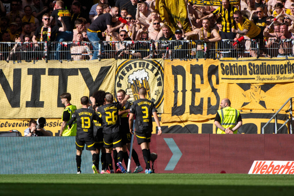 Pascal Gross Borussia Dortmund, 13, Carney Chibueze Chukwuemeka Borussia Dortmund, 17, Julian Ryerson Borussia Dortmund, 26, Waldemar Anton Borussia Dortmund, 03 und Team jubeln vor den Fans / Ultras im Gaesteblock ueber das Tor zum 0:2, GER, SC Freiburg SCF vs Borussia Dortmund BVB, Fussball Bundesliga, 28. Spieltag, Saison 2024/2025, 05.04.2025 DFB/DFL regulations prohibit any use of photographs as image sequences and/or quasi-video GER, SC Freiburg SCF vs Borussia Dortmund BVB, Fussball Bundesliga, 28. Spieltag, Saison 2024/2025, 05.04.2025 Freiburg *** Pascal Gross Borussia Dortmund, 13 , Carney Chibueze Chukwuemeka Borussia Dortmund, 17 , Julian Ryerson Borussia Dortmund, 26 , Waldemar Anton Borussia Dortmund, 03 and team cheer in front of the fans Ultras in the guest block about the goal to 0 2, GER, SC Freiburg SCF vs Borussia Dortmund BVB , Football Bundesliga, 28 Matchday, Season 2024 2025, 05 04 2025 DFB DFL regulations prohibit any use of photographs as image sequences and or quasi video GER, SC Freiburg SCF vs Borussia Dortmund BVB , Football Bundesliga, 28 Matchday, Season 2024 2025, 05 04 2025 Freiburg Copyright: xEibner-Pressefoto/Memmlerx EP_MMR
2025.04.05 Freiburg
pilka nozna , liga niemiecka
SC Freiburg - Borussia Dortmund
Foto IMAGO/PressFocus

!!! POLAND ONLY !!!