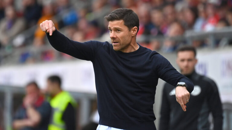 Trainer Xabi ALONSO Bayer Leverkusen, Gestik,gibt Anweisungen, Einzelbild,angeschnittenes Einzelmotiv,Halbfigur,halbe Figur. Fussball 1. Bundesliga Saison 2024/2025, 28.Spieltag, Spieltag28 1.FC Heidenheim - Bayer 04 Leverkusen 0-1 am 05.04.2025, VOITH ARENA *** Coach Xabi ALONSO Bayer Leverkusen , gestures,gives instructions, single image,cropped single motif,half figure,half figure Football 1 Bundesliga Season 2024 2025, 28 Matchday, Matchday28 1 FC Heidenheim Bayer 04 Leverkusen 0 1 on 05 04 2025, VOITH ARENA
2025.04.05 Heidenheim
pilka nozna , liga niemiecka
1.FC Heidenheim - Bayer 04 Leverkusen
Foto IMAGO/PressFocus

!!! POLAND ONLY !!!