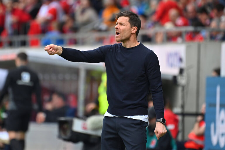 Trainer Xabi ALONSO Bayer Leverkusen, Gestik,gibt Anweisungen, Einzelbild,angeschnittenes Einzelmotiv,Halbfigur,halbe Figur. Fussball 1. Bundesliga Saison 2024/2025, 28.Spieltag, Spieltag28 1.FC Heidenheim - Bayer 04 Leverkusen 0-1 am 05.04.2025, VOITH ARENA *** Coach Xabi ALONSO Bayer Leverkusen , gestures,gives instructions, single image,cropped single motif,half figure,half figure Football 1 Bundesliga Season 2024 2025, 28 Matchday, Matchday28 1 FC Heidenheim Bayer 04 Leverkusen 0 1 on 05 04 2025, VOITH ARENA
2025.04.05 Heidenheim
pilka nozna , liga niemiecka
1.FC Heidenheim - Bayer 04 Leverkusen
Foto IMAGO/PressFocus

!!! POLAND ONLY !!!