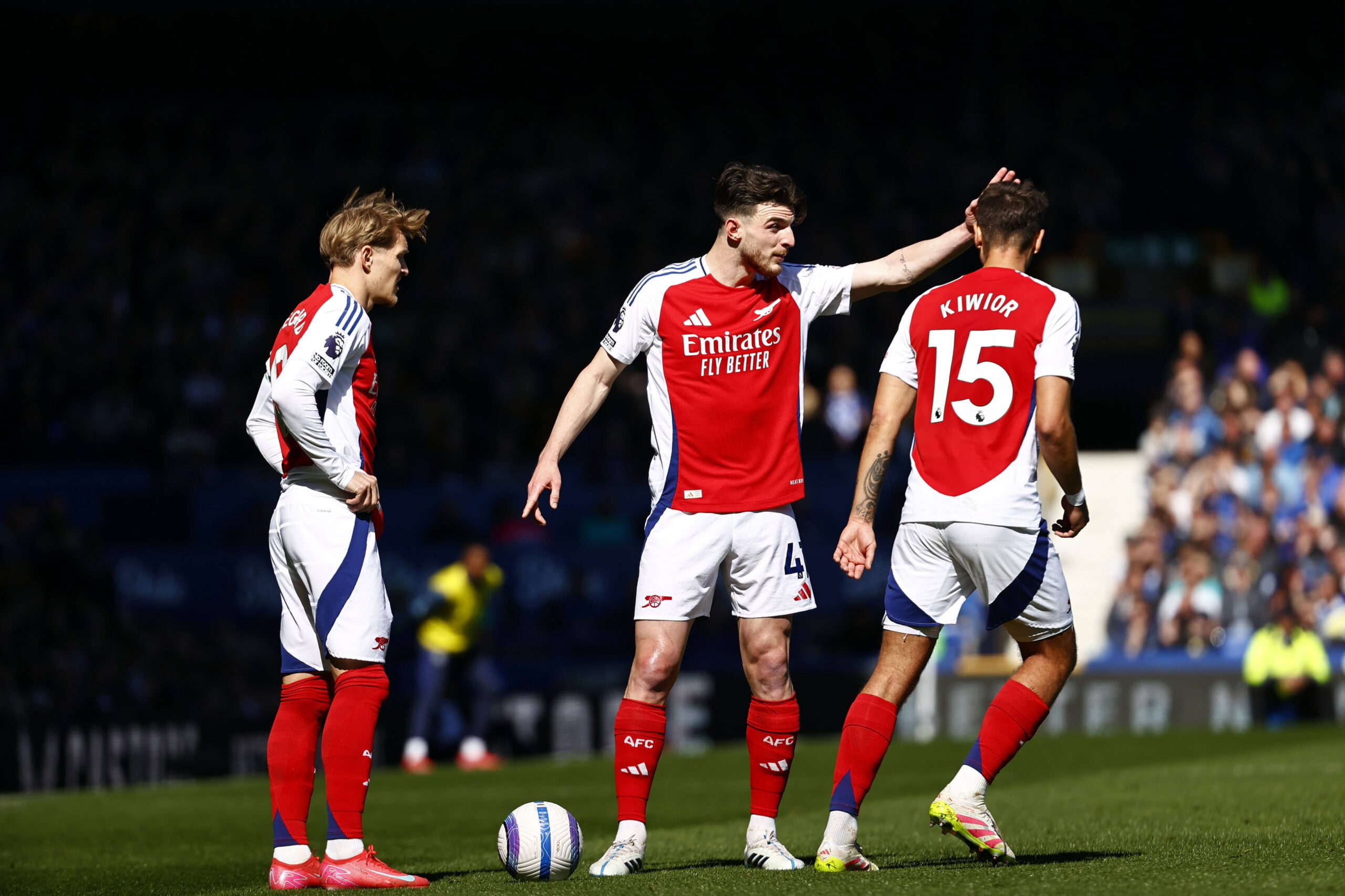 Football - 2024 / 2025 Premier League - Everton vs Arsenal - Goodison Park - Saturday 5th April 2025 Declan Rice and Martin Odegaard of Arsenal stand over an Arsenal free kick and Jakub Kiwior is sent elsewhere, at Goodison Park. PUBLICATIONxNOTxINxUK
2025.04.05 Liverpool
pilka nozna , liga angielska
Everton - Arsenal Londyn
Foto IMAGO/PressFocus
!!! POLAND ONLY !!!