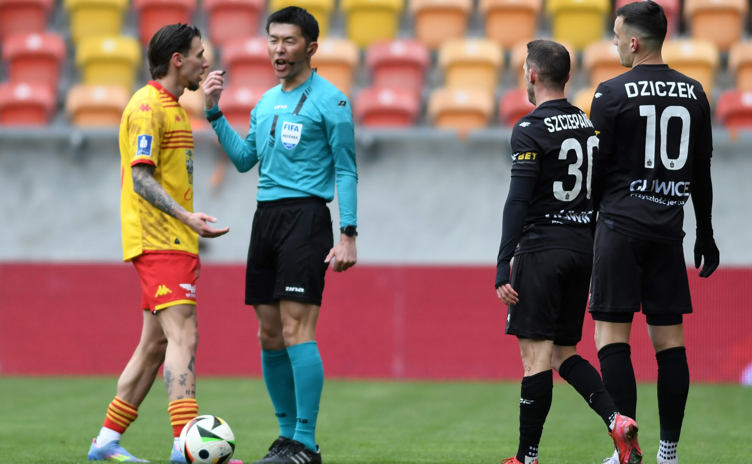 2025.04.06 Bialystok Pilka nozna PKO Ekstraklasa sezon 2024/2025 27. kolejka rozgrywek Jagiellonia Bialystok (zolto-czerwone) - Piast Gliwice N/z Yusuke Araki sedzia glowny spotkania arbiter referee Darko Churlinov ( L ) Foto Michal Kosc / PressFocus 
2025.04.06 Bialystok Football Polish PKO Ekstraklasa season 2024/2025 Jagiellonia Bialystok - Piast Gliwice Credit Michal Kosc / PressFocus