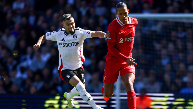 Fulham v Liverpool, English Premier League, Craven Cottage, Football, London, UK - 06 Apr 2025 Virgil van Dijk of Liverpool powers past Andreas Pereira of Fulham London Craven Cottage London GBR, UK NEWSPAPERS OUT Copyright: xMarkxGreenwoodx
2025.04.06 Londyn
pilka nozna , liga angielska
Fulham - FC Liverpool
Foto IMAGO/PressFocus

!!! POLAND ONLY !!!