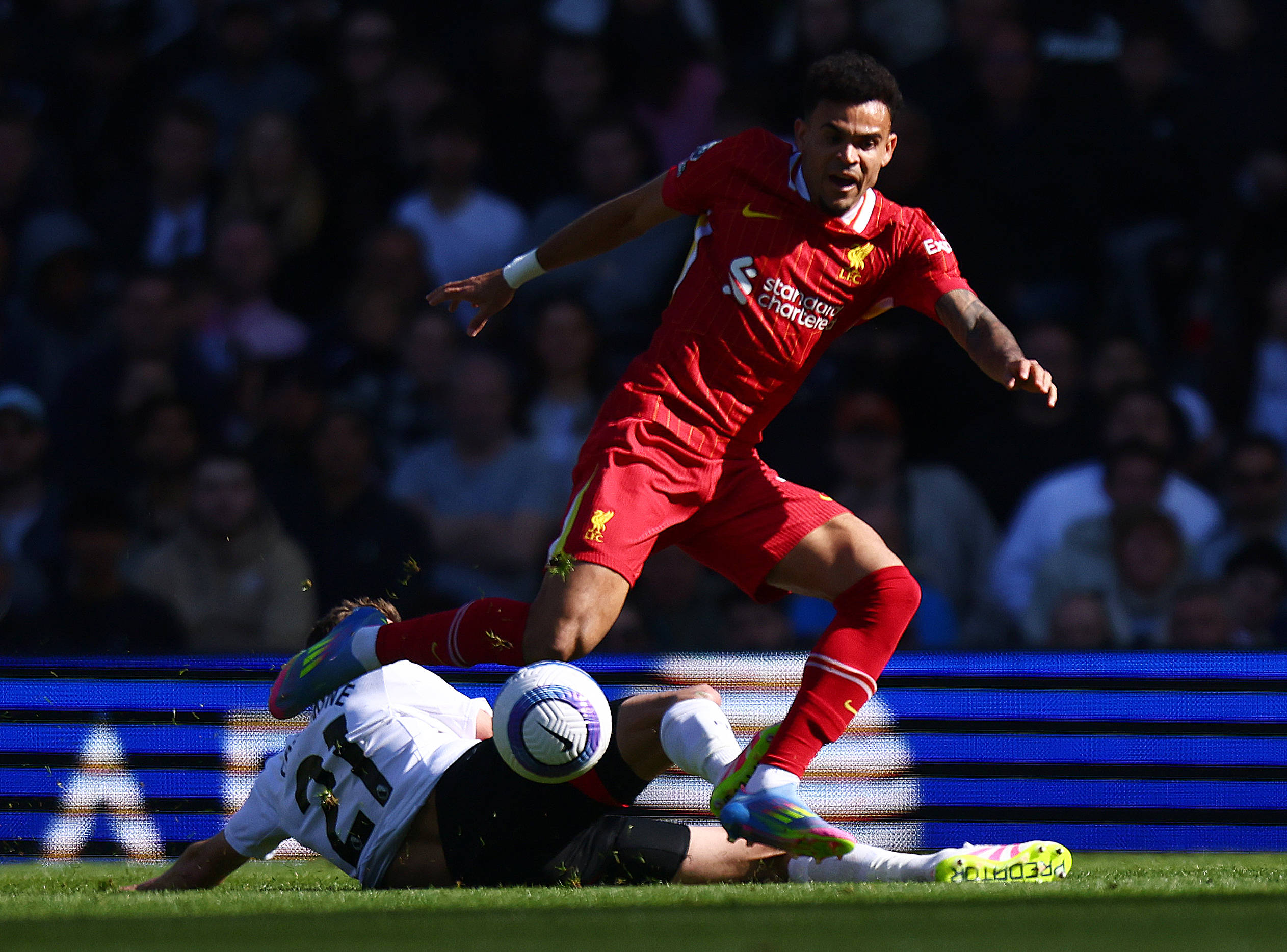 Fulham v Liverpool, English Premier League, Craven Cottage, Football, London, UK - 06 Apr 2025 Luis Diaz of Liverpool is challenged by Timothy Castangne of Fulham London Craven Cottage London GBR, UK NEWSPAPERS OUT Copyright: xMarkxGreenwoodx
2025.04.06 Londyn
pilka nozna , liga angielska
Fulham - FC Liverpool
Foto IMAGO/PressFocus

!!! POLAND ONLY !!!