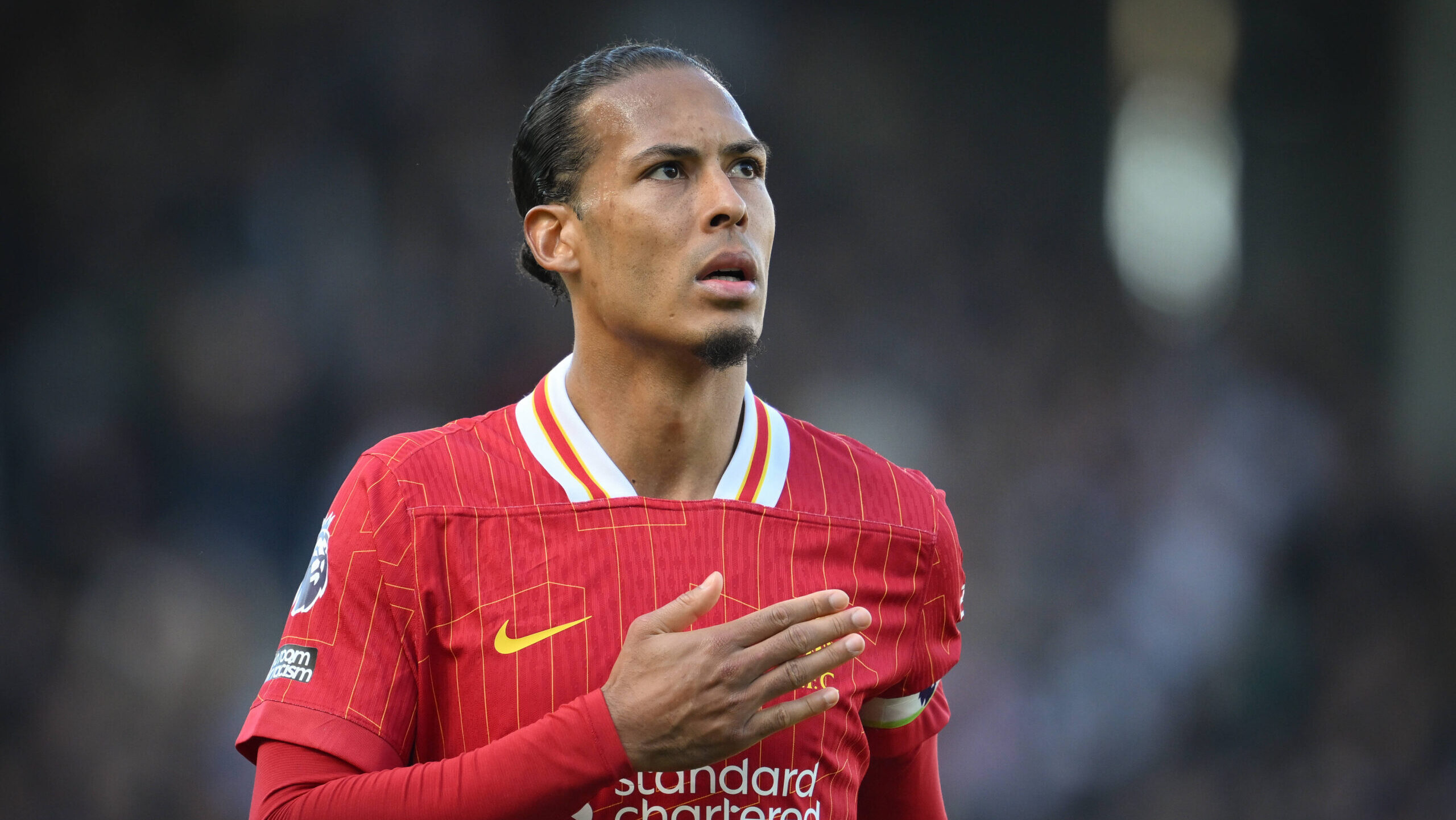 Football - 2024 / 2025 Premier League - Fulham vs Liverpool - Craven Cottage - Sunday 6th April 2025. Liverpool s Virgil van Dijk acknowledges the fans after their 3-2 defeat. COLORSPORT / Ashley Western PUBLICATIONxNOTxINxUK
2025.04.06 Londyn
pilka nozna , liga angielska
Fulham - FC Liverpool 
Foto IMAGO/PressFocus

!!! POLAND ONLY !!!