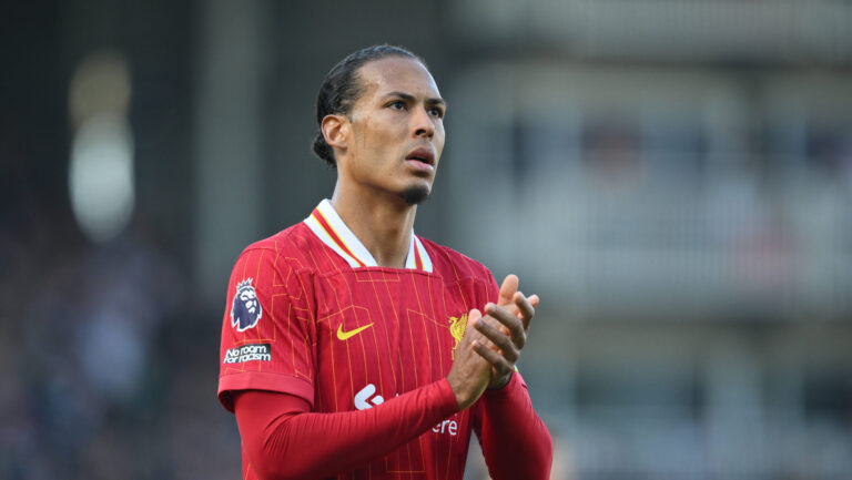 Football - 2024 / 2025 Premier League - Fulham vs Liverpool - Craven Cottage - Sunday 6th April 2025. Liverpool s Virgil van Dijk acknowledges the fans after their 3-2 defeat. COLORSPORT / Ashley Western PUBLICATIONxNOTxINxUK
2025.04.06 Londyn
pilka nozna , liga angielska
Fulham - FC Liverpool 
Foto IMAGO/PressFocus

!!! POLAND ONLY !!!