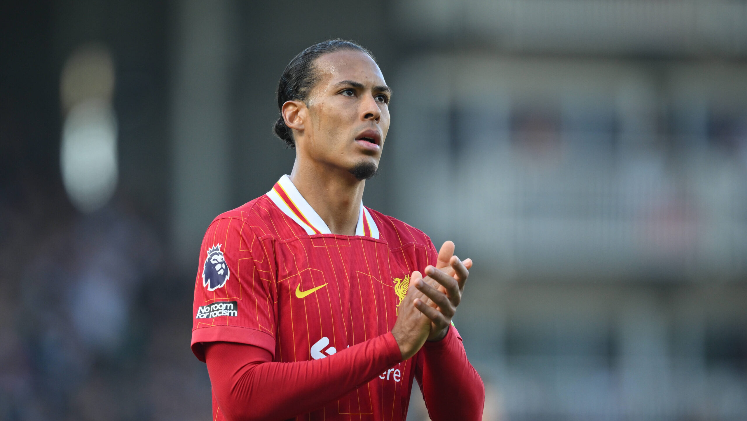 Football - 2024 / 2025 Premier League - Fulham vs Liverpool - Craven Cottage - Sunday 6th April 2025. Liverpool s Virgil van Dijk acknowledges the fans after their 3-2 defeat. COLORSPORT / Ashley Western PUBLICATIONxNOTxINxUK
2025.04.06 Londyn
pilka nozna , liga angielska
Fulham - FC Liverpool
Foto IMAGO/PressFocus
!!! POLAND ONLY !!!