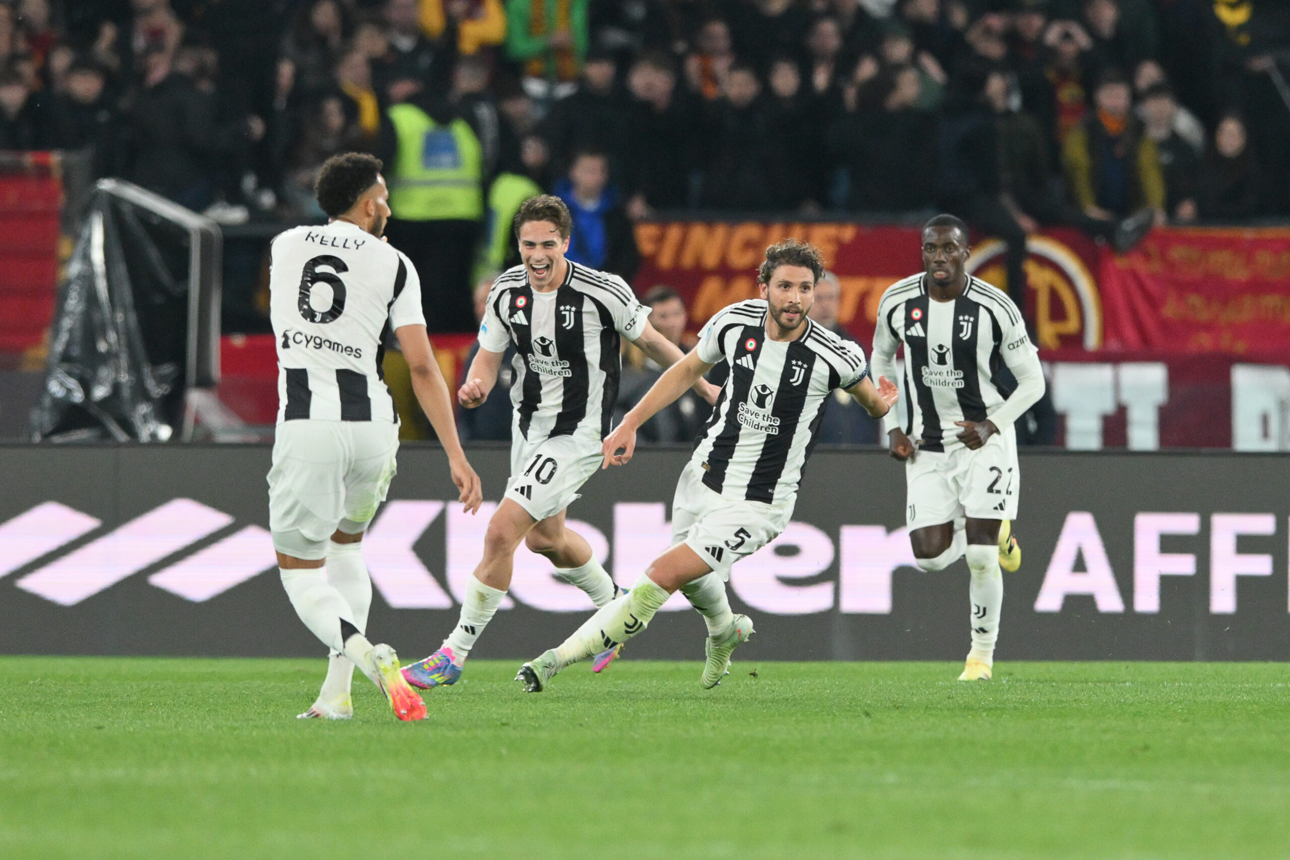 Olimpico Stadium, Rome, Italy - Manuel Locatelli of FC Juventus celebrates after scoring his goal in the 40th minute for 0-1 during Serie A Enilive Football Match,  Roma vs Juventus, 6 April 2025 
(Photo by Roberto Ramaccia/Sipa USA)
2025.04.06 Rzym 
pilka nozna liga wloska
AS Roma - Juventus Turyn 
Foto Roberto Ramaccia/SIPA USA/PressFocus

!!! POLAND ONLY !!!