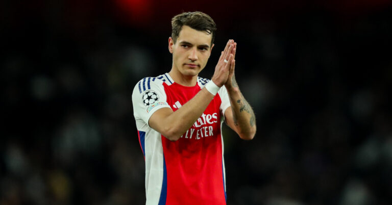 Jakub Kiwior of Arsenal acknowledges the fans after the teams victory following the UEFA Champions League Quarter-finals match Arsenal vs Real Madrid at Emirates Stadium, London, United Kingdom, 8th April 2025

(Photo by Izzy Poles/News Images) in London, United Kingdom on 4/8/2025. (Photo by Izzy Poles/News Images/Sipa USA)
2025.04.08 Londyn
pilka nozna liga mistrzow
Arsenal Londyn - Real Madryt
Foto News Images/SIPA USA/PressFocus

!!! POLAND ONLY !!!