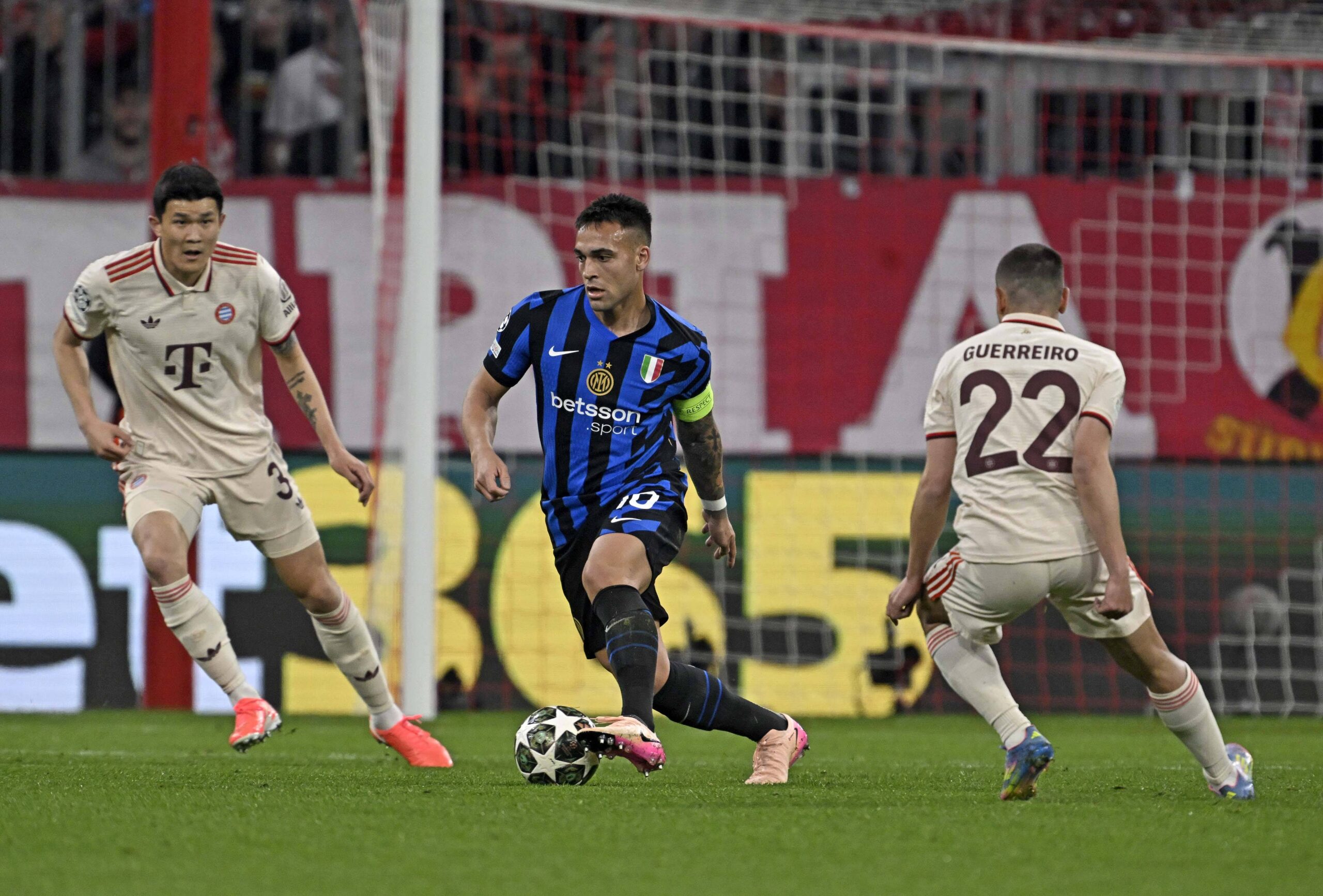 RECORD DATE NOT STATED 08.04.2025, Fussball UEFA Championsleague 2024/2025: Viertelfinale Hinspiel, FC Bayern Munchen - Inter Mailand, in der Allianz-Arena Munchen. v.l. Min-jae Kim Bayern Munchen, Minjae Kim, Lautaro Martinez Inter Mailand und Raphael Guerreiro FC Bayern Munchen ***DFL and DFB regulations prohibit any use of photographs as image sequences and/or quasi-video.*** *** 08 04 2025, Football UEFA Champions League 2024 2025 quarter-final first leg, FC Bayern Munich Inter Milan, at the Allianz Arena Munich f l Min jae Kim Bayern Munich, Minjae Kim , Lautaro Martinez Inter Milan and Raphael Guerreiro FC Bayern Munich DFL and DFB regulations prohibit any use of photographs as image sequences and or quasi video
2025.04.08 Monachium
pilka nozna liga mistrzow
Bayern Monachium - Inter Mediolan
Foto IMAGO/PressFocus

!!! POLAND ONLY !!!