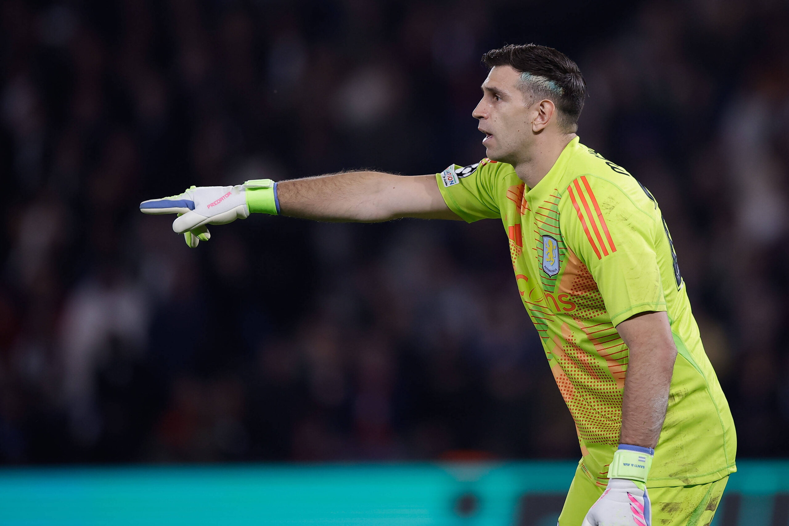 2025.04.09 Champions League 2024/25 Paris Saint Germain - Aston Villa v.l., Emiliano Martinez Aston Villa gibt Anweisungen, gestikuliert, mit den Armen gestikulieren gives instructions, gesticulate. *** 2025 04 09 Champions League 2024 25 Paris Saint Germain Aston Villa v l , Emiliano Martinez Aston Villa gives instructions, gesticulates, gesticulate with arms gives instructions, gesticulate Copyright: AntonioxBorga
2025.04.09 Paryz
pilka nozna , Liga Mistrzow
Paris Saint Germain - Aston Villa 
Foto IMAGO/PressFocus

!!! POLAND ONLY !!!