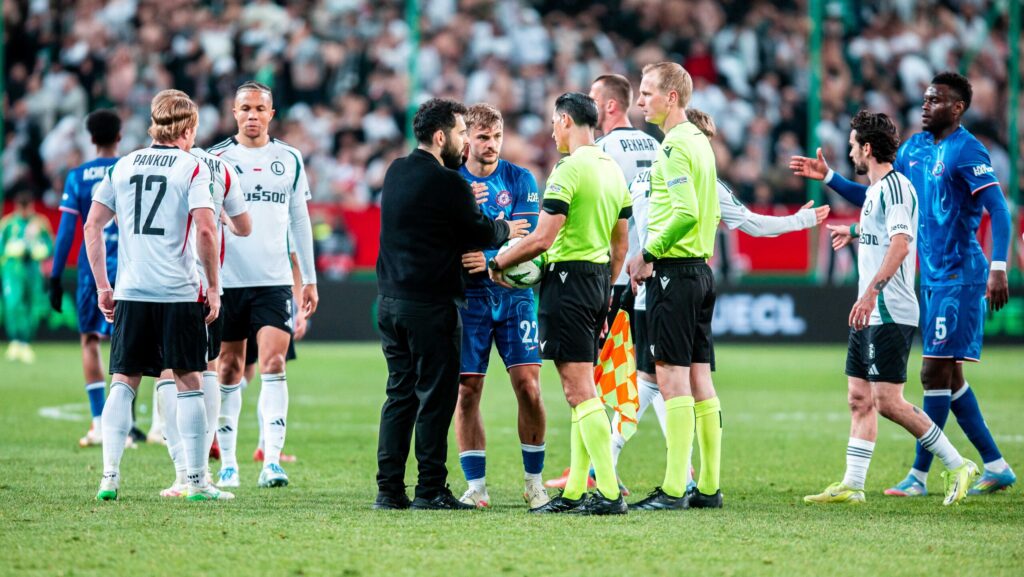 2025.04.10 Warszawa
pilka nozna Liga Konferencji sezon 2024/2025 
Legia Warszawa - Chelsea Londyn
N/z Goncalo Feio sedzia referee Serdar Gozubuyuk
Foto Mateusz Porzucek PressFocus

2025.04.10 Warszawa
Football - UEFA Conference League season 2024/2025 
Legia Warsaw - Chelsea FC
Warsaw
Legia Warszawa - Chelsea Londyn
Goncalo Feio sedzia referee Serdar Gozubuyuk
Credit: Mateusz Porzucek PressFocus