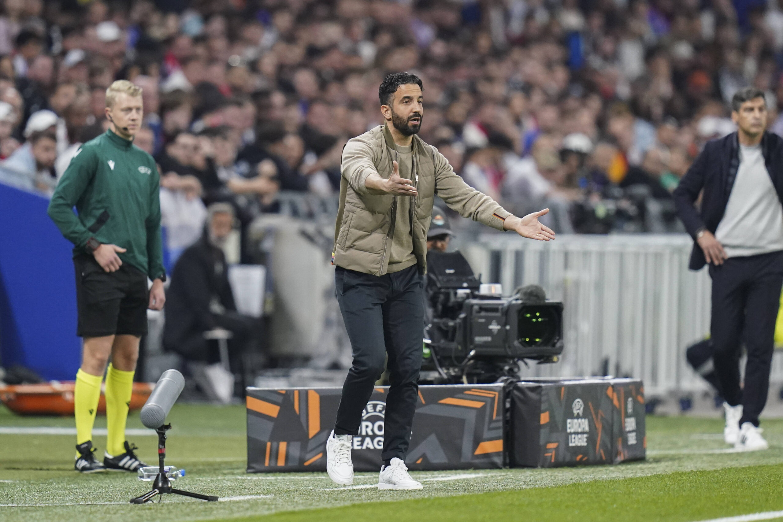 Olympique Lyonnais v Manchester United, ManU FC Manchester United Manager Ruben Amorim gestures during the Olympique Lyonnais v Manchester United FC UEFA Europa League Quarter-Final 1st leg match at the OL Stadium, Lyon, France on 10 April 2025 Credit: Eleanor Hoad/Every Second Media Editorial use only. All images are copyright Every Second Media Limited. No images may be reproduced without prior permission. Copyright: xIMAGO/EveryxSecondxMediax ESM-1409-0050 EleanorxHoadx/xEveryxSecondxMediax
2025.04.10 Lyon
pilka nozna , liga Europy
Olympique Lyon - Manchester United
Foto IMAGO/PressFocus

!!! POLAND ONLY !!!