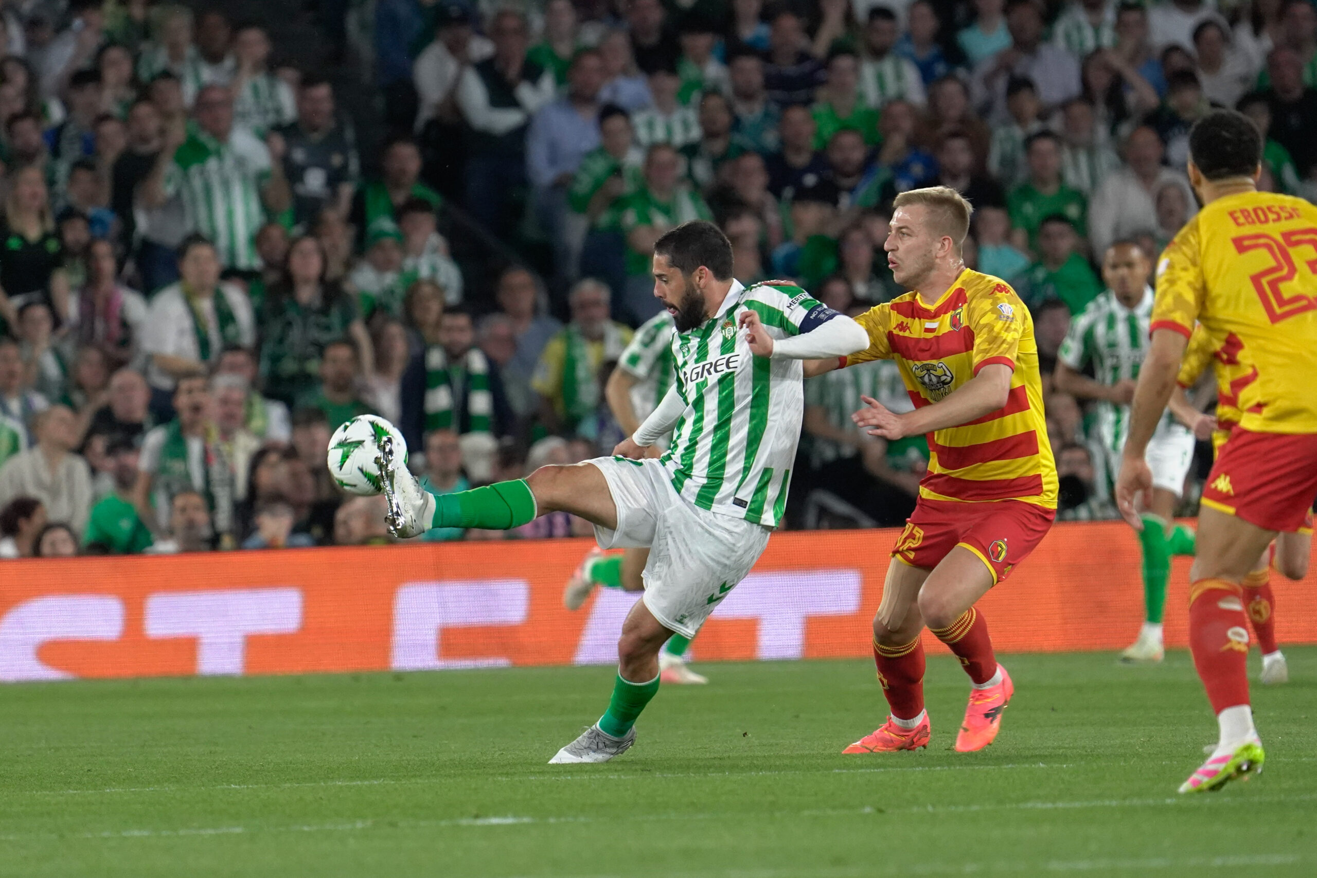Sevilla, Spain, April 10th 2025 Isco (N22) controls the ball during the UEFA Conference League 2024/2025 match between Real Betis and Jagiellonia Białystok at the Estadio Benito Villamarin in Sevilla, Spain  (Andres Lopez Sheridan  / SPP) (Photo by Andres Lopez Sheridan  / SPP/Sipa USA)
2025.04.10 Sewilla
pilka nozna liga Konferencji
Real Betis Sewilla - Jagiellonia Bialystok
Foto SPP/SIPA USA/PressFocus

!!! POLAND ONLY !!!