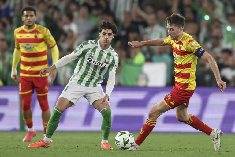 Taras Romanczuk of Jagiellonia Bialystok and Johnny Cardoso of Real Betis  during the UEFA Conference League, quarter finals match, between Real Betis and Jagiellonia played at Benito Villamarin Stadium on April 10, 2025 in Sevilla, Spain. (Photo by Antonio Pozo / PRESSINPHOTO)
2025.04.10 Sewilla
pilka nozna liga konferencji
Real Betis - Jagiellonia Bialystok
Foto pressinphoto/SIPA USA/PressFocus

!!! POLAND ONLY !!!
