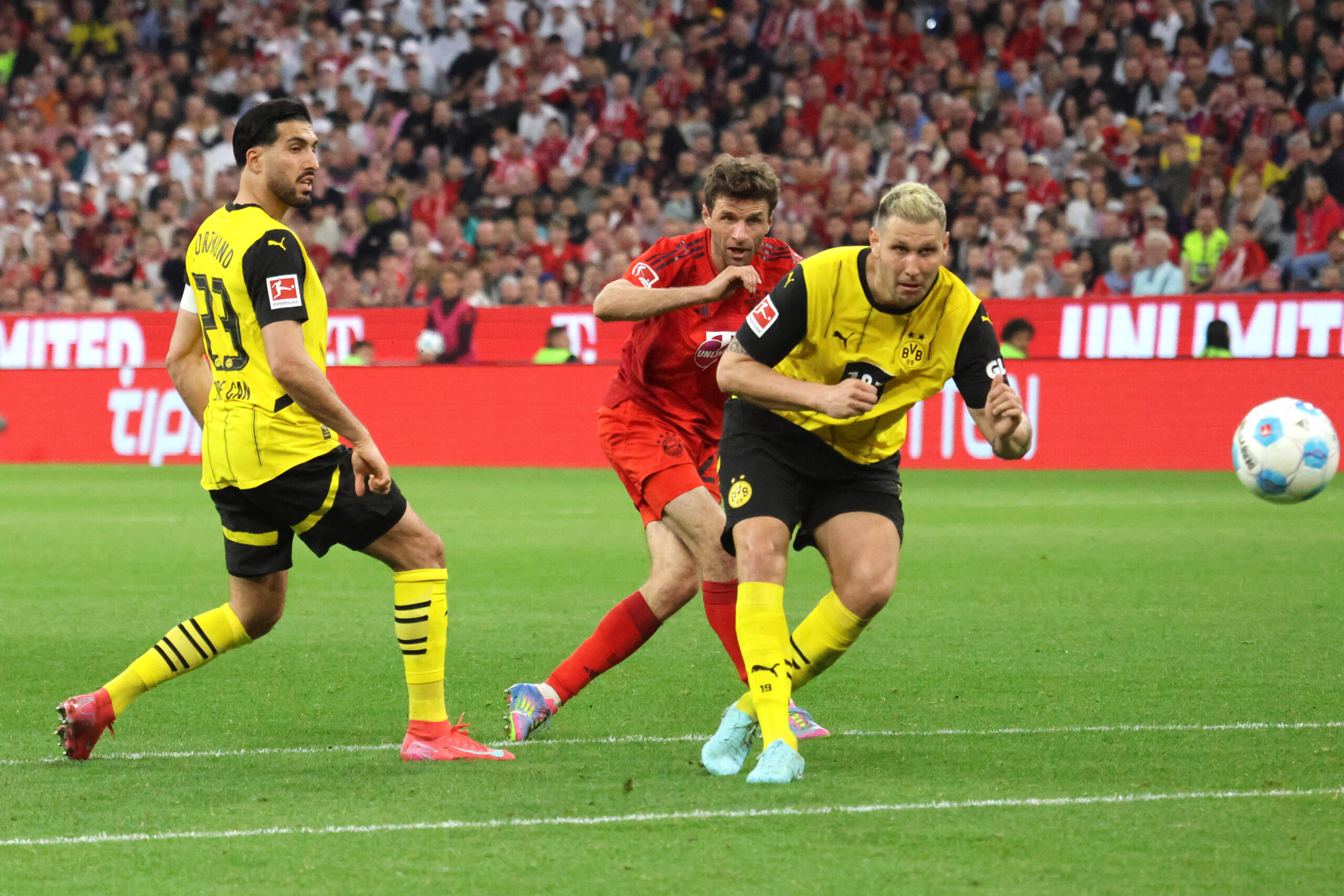 25 Thomas Muller FCB gegen 23 Emre Can, 25 Niklas Sule re. Dortmund Aktion, Zweikampf, Schuss, Chance, Torchance, Fussball / 1. BL / FC Bayern Munchen - Borussia Dortmund / 12.04.2025 / Allianz Arena / FOTO: Mladen Lackovic / LakoPress *** 25 Thomas Muller FCB vs. 23 Emre Can, 25 Niklas Sule re Dortmund action, duel, shot, chance, scoring chance, football 1 BL FC Bayern Munich Borussia Dortmund 12 04 2025 Allianz Arena PHOTO Mladen Lackovic LakoPress
2025.04.12 Monachium
pilka nozna , liga niemiecka
Bayern Monachium - Borussia Dortmund
Foto IMAGO/PressFocus

!!! POLAND ONLY !!!