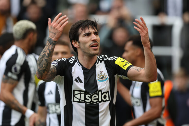 Newcastle Upon Tyne, England, 13th April 2025. Sandro Tonali of Newcastle United reacts after scoring the first goal during the Newcastle United vs Manchester United, ManU Premier League match at St. James Park, Newcastle Upon Tyne. Picture credit should read: Nigel Roddis / Sportimage EDITORIAL USE ONLY. No use with unauthorised audio, video, data, fixture lists, club/league logos or live services. Online in-match use limited to 120 images, no video emulation. No use in betting, games or single club/league/player publications. SPI_033_NR_NEWC_MANC SPI-3828-0033
2025.04.13 Newcastle Upon Tyne
pilka nozna , liga angielska
Newcastle United - Manchester United
Foto IMAGO/PressFocus

!!! POLAND ONLY !!!